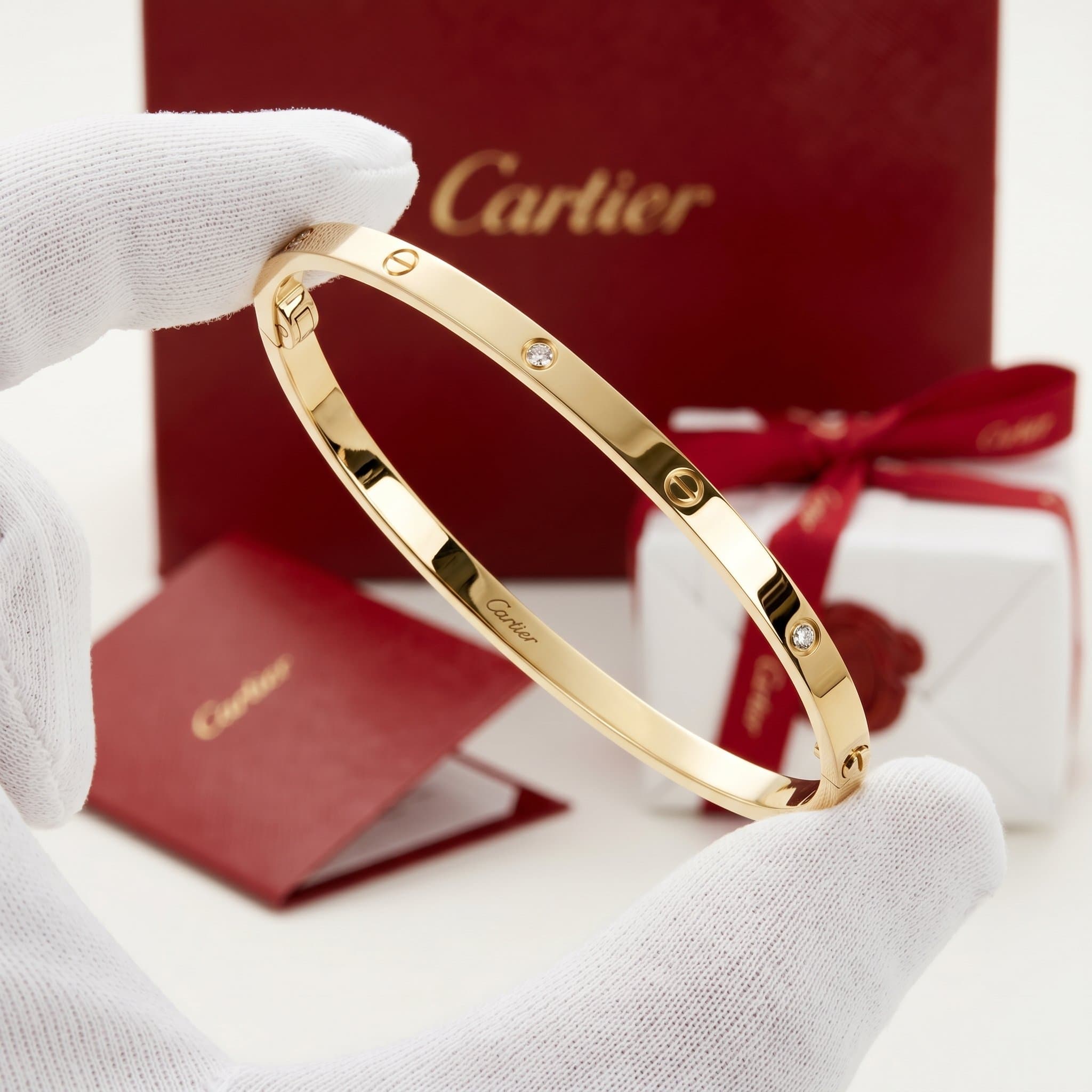 Золотой браслет Cartier Love с бриллиантами, малая модель, 6 бриллиантов — фото 3