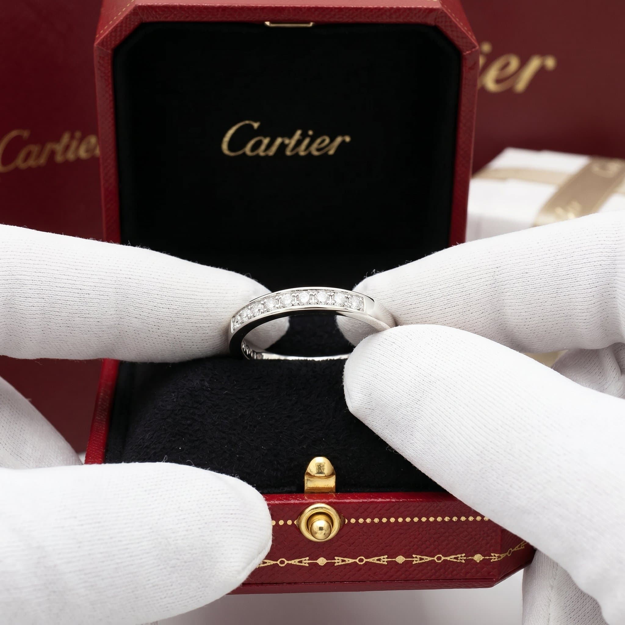 Золотое обручальное кольцо Cartier 1895 с бриллиантами, ширина 2,6 мм, частичное паве