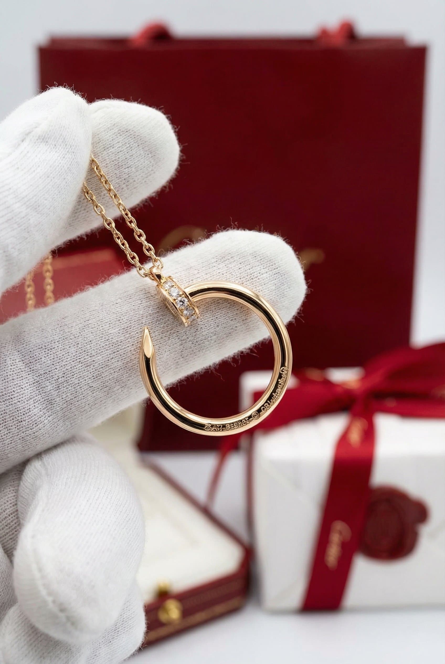 Золотая подвеска Cartier Juste un Clou с бриллиантами