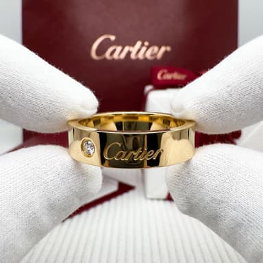 Золотое обручальное кольцо Cartier C de Cartier с бриллиантами, ширина 5 мм, 1 бриллиант