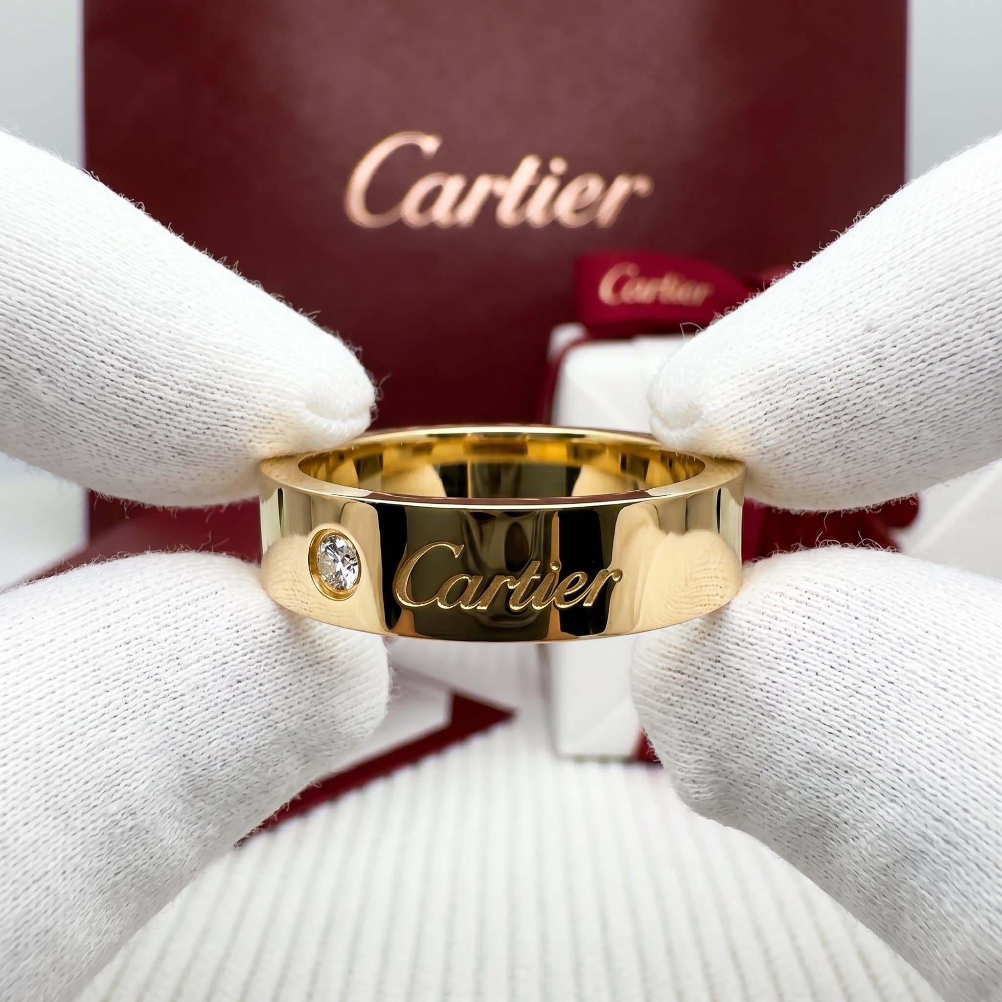 Золотое обручальное кольцо Cartier C de Cartier с бриллиантами, ширина 5 мм, 1 бриллиант