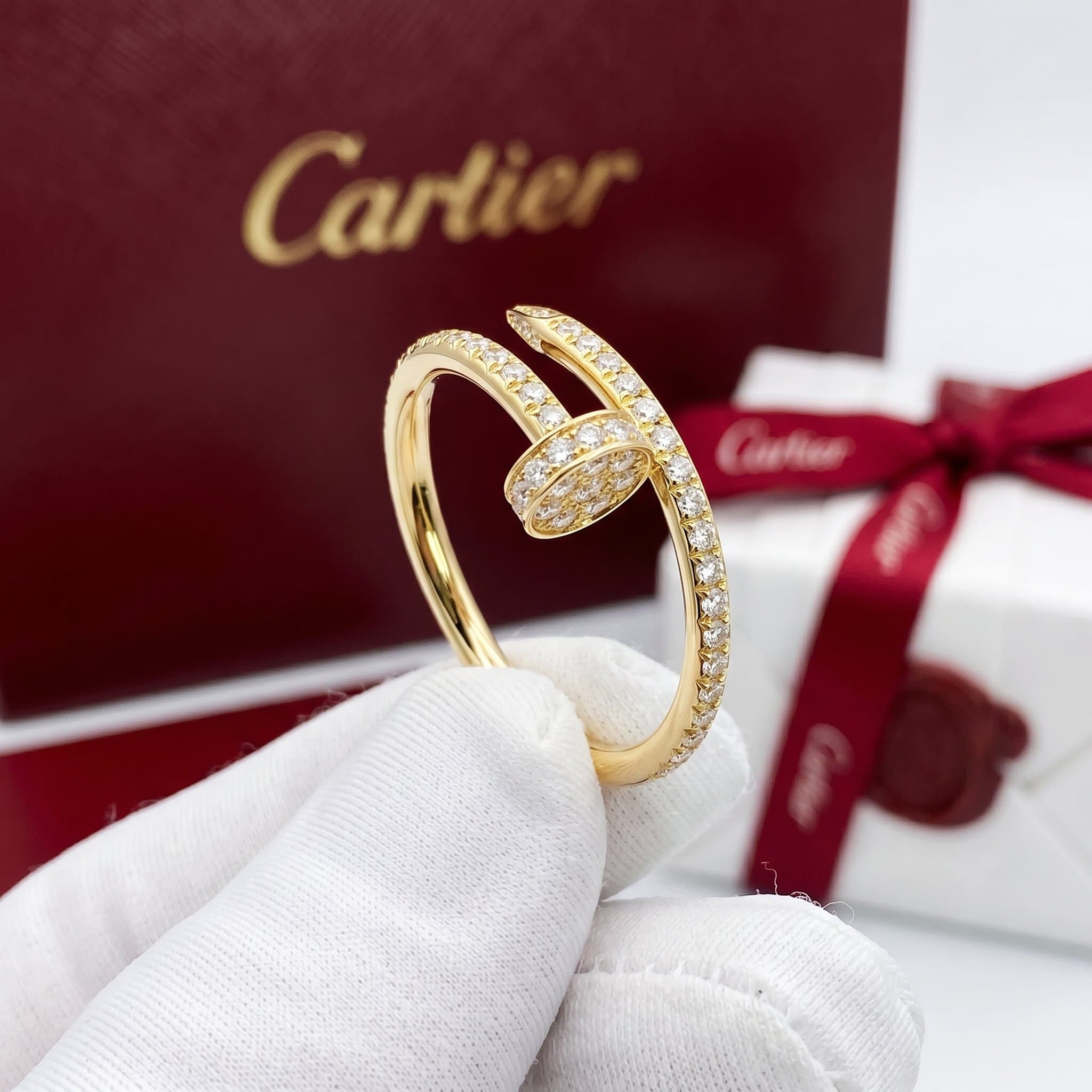 Золотое кольцо Cartier Juste un Clou (гвоздь) с бриллиантами, малая модель, частичное паве, Жёлтое золото