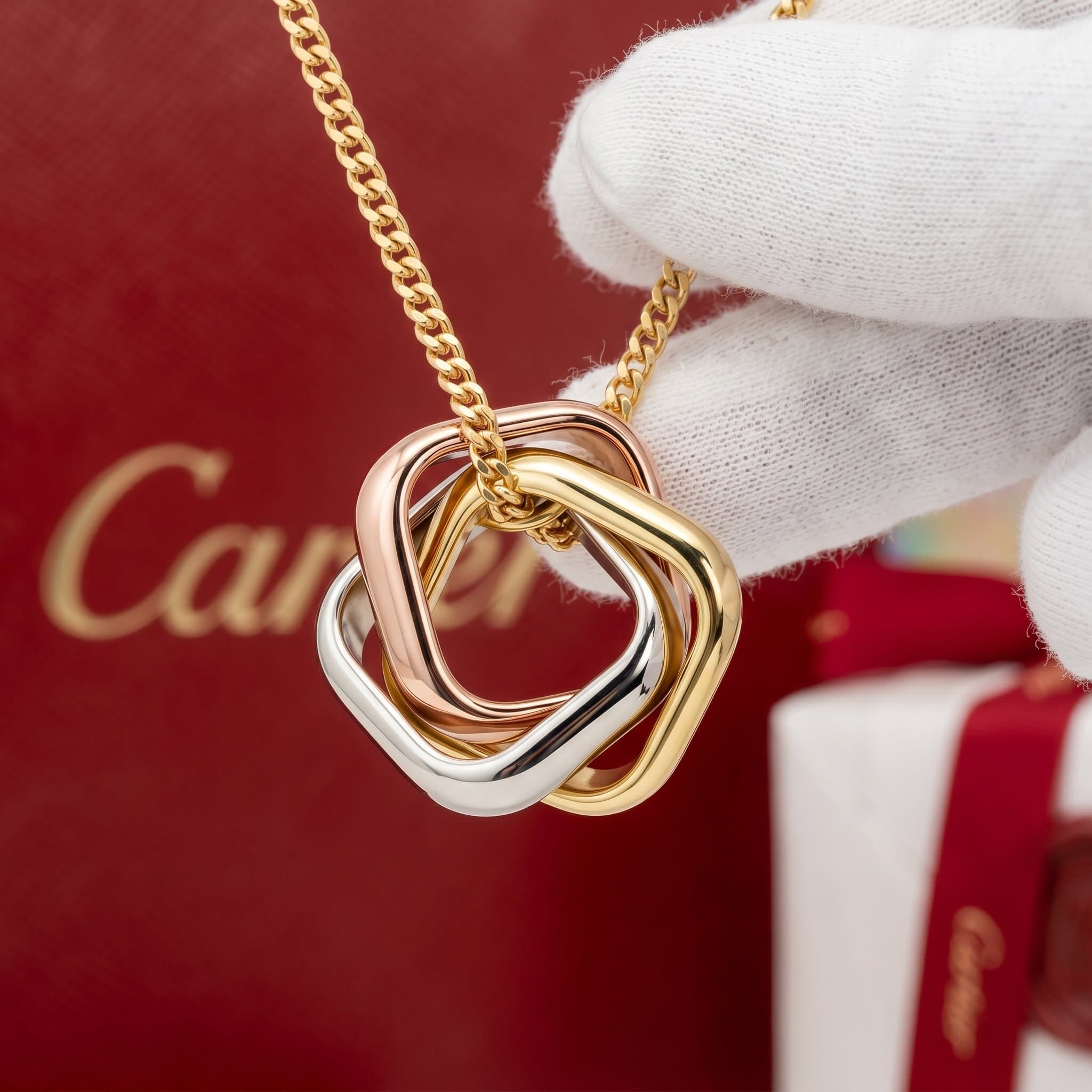 Золотая подвеска Cartier Trinity, форма кушон — фото 2