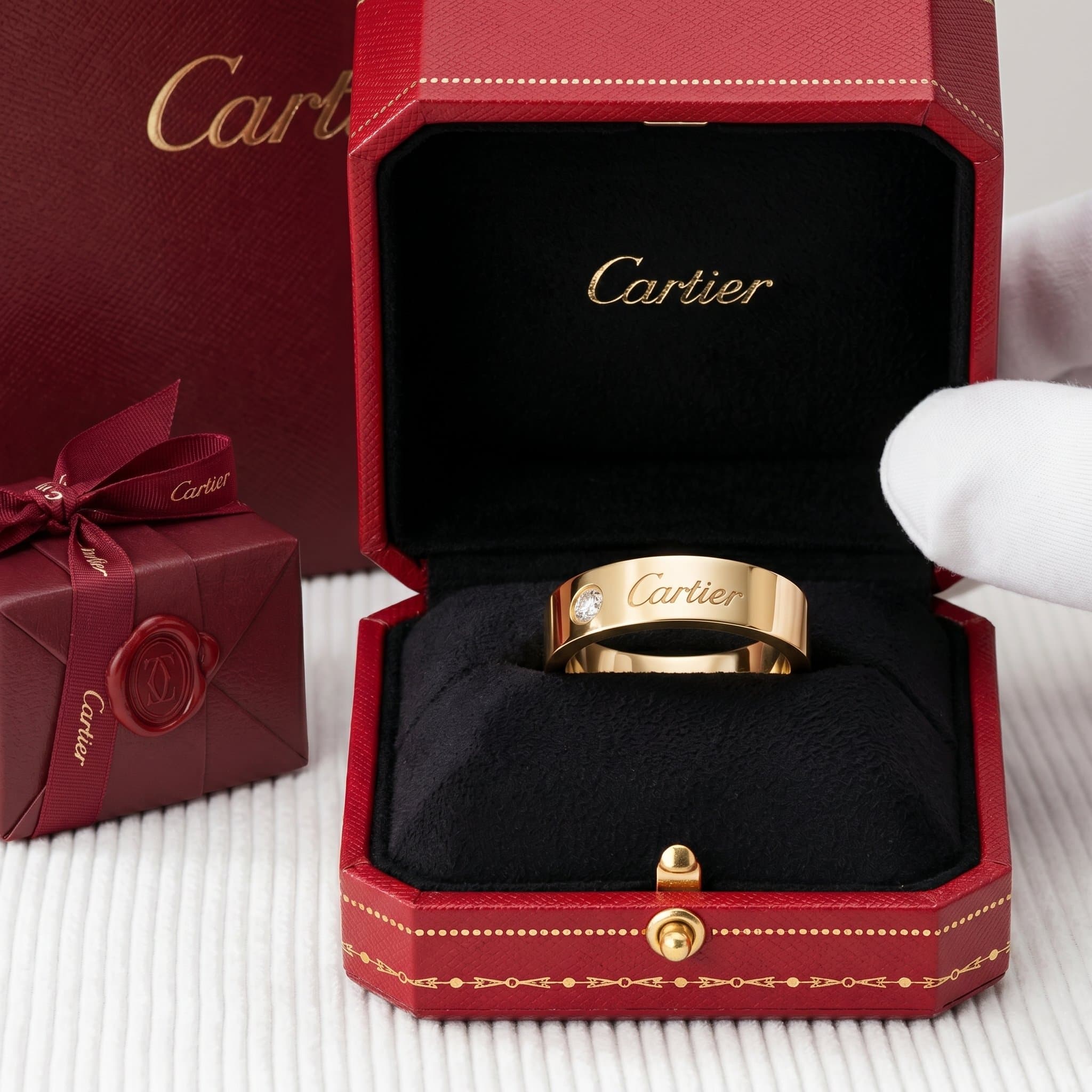 Золотое обручальное кольцо Cartier C de Cartier с бриллиантами, ширина 5 мм, 1 бриллиант — фото 4