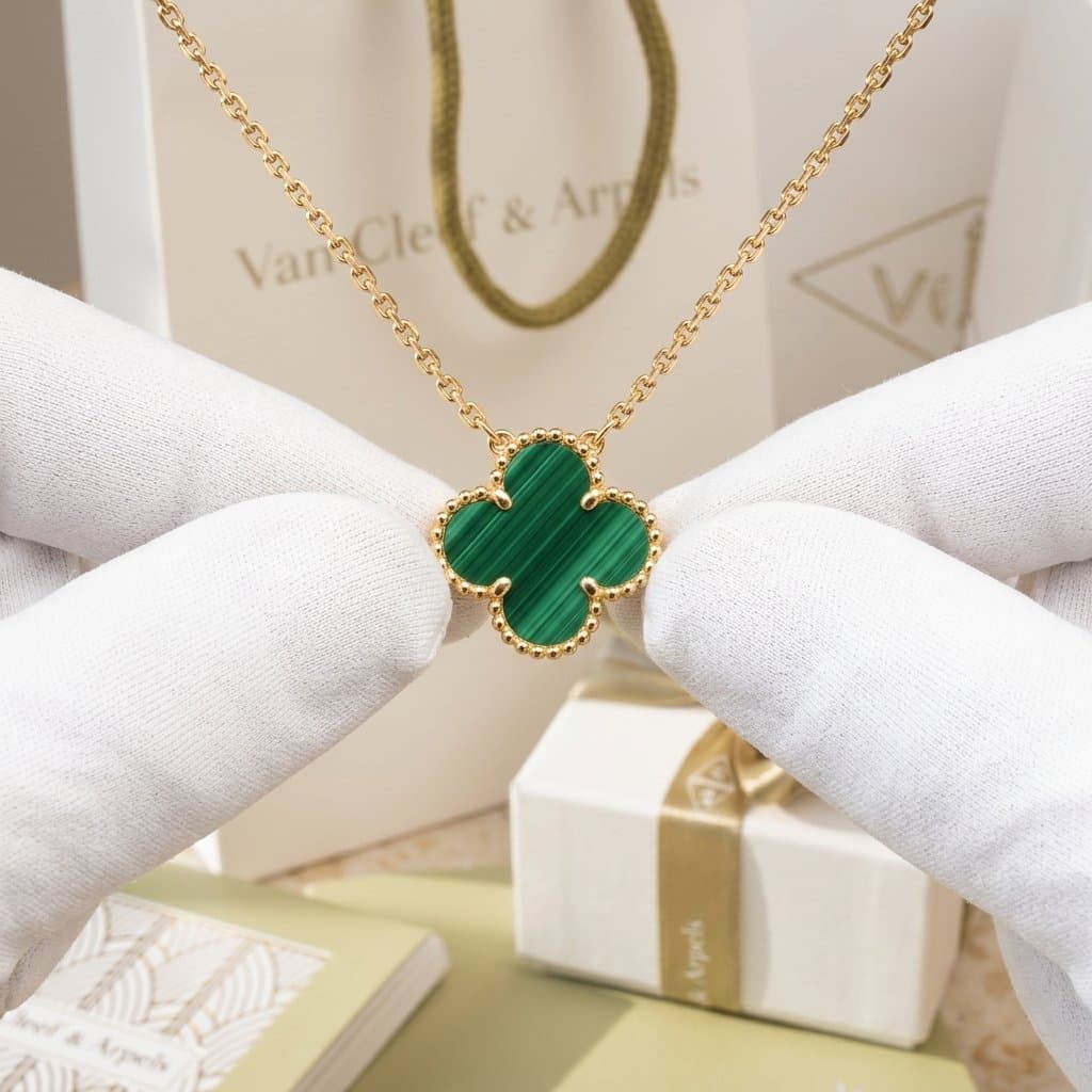 Кулон Van Cleef & Arpels Alhambra с малахитом, Жёлтое золото