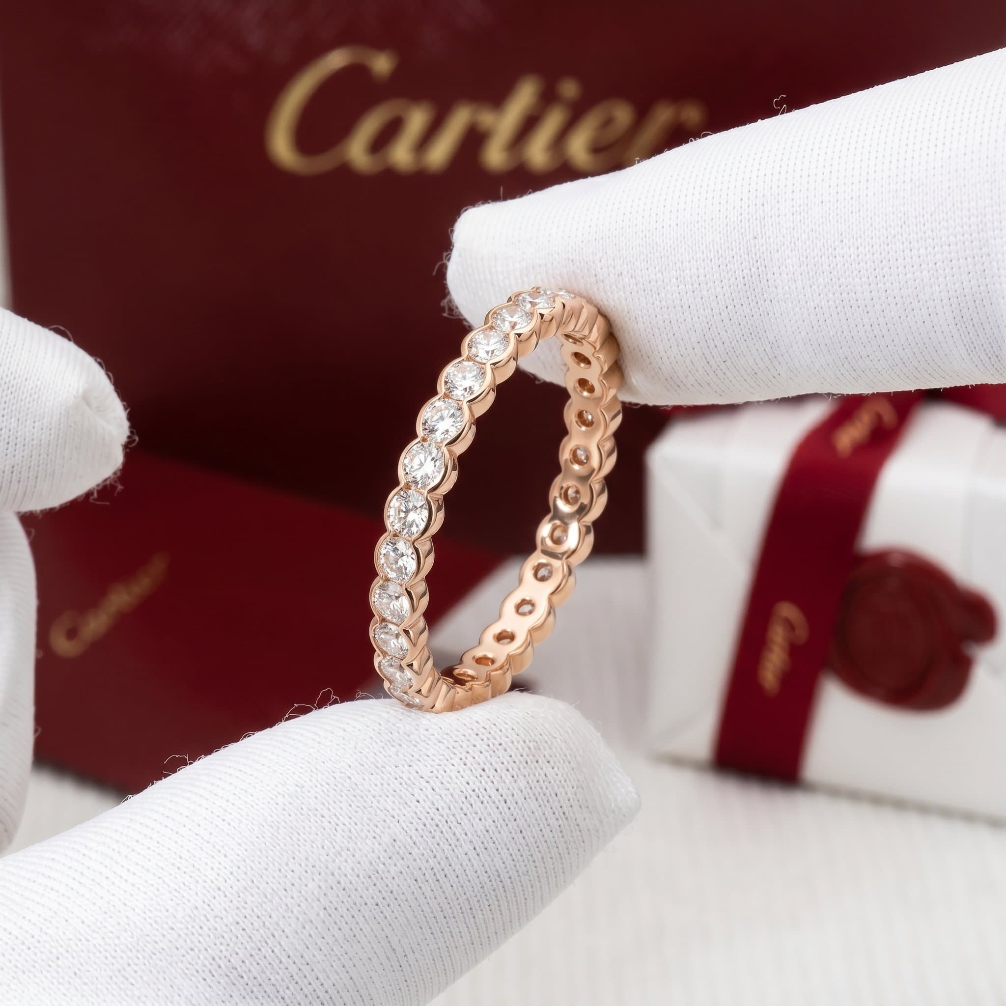 Золотое обручальное кольцо Cartier Broderie с бриллиантами