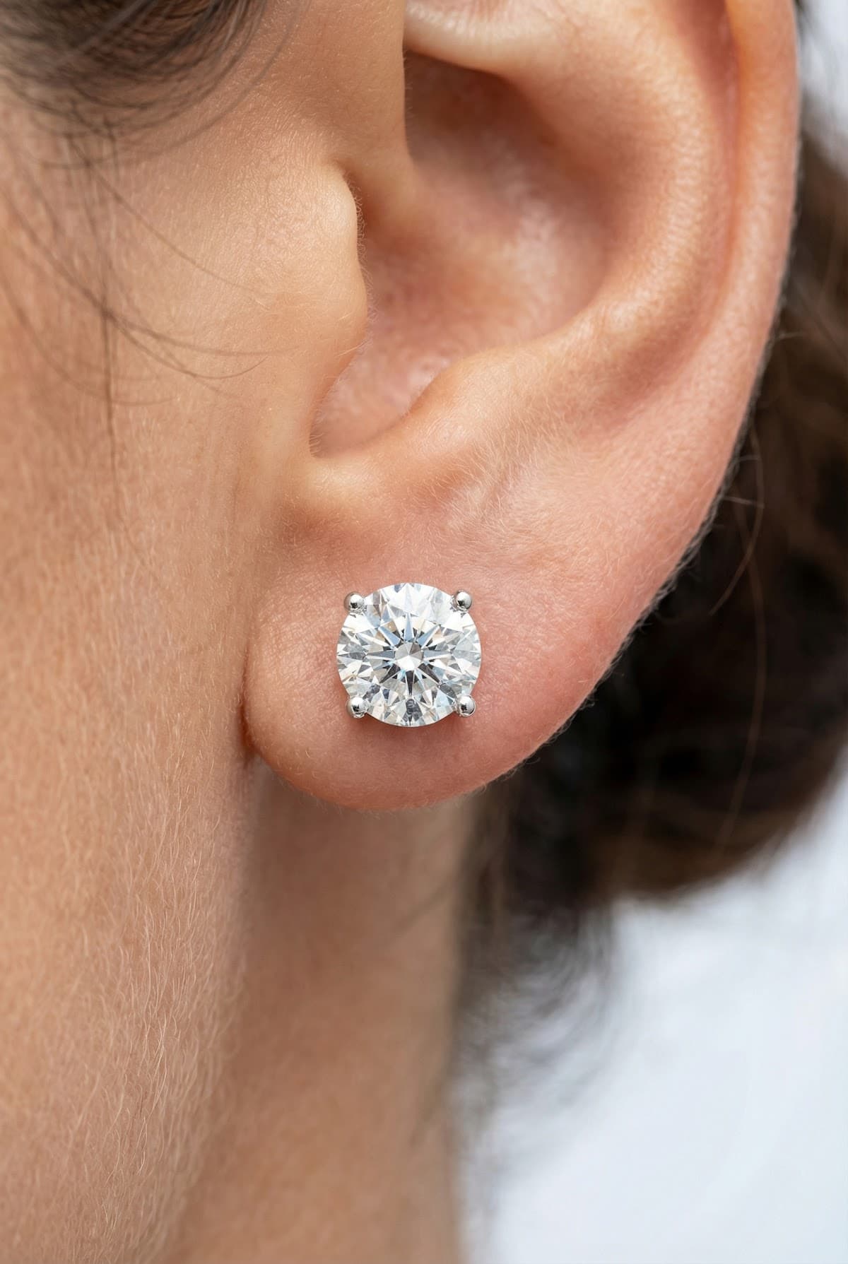 Золотые серьги-гвоздики с бриллиантами Tiffany & Co.