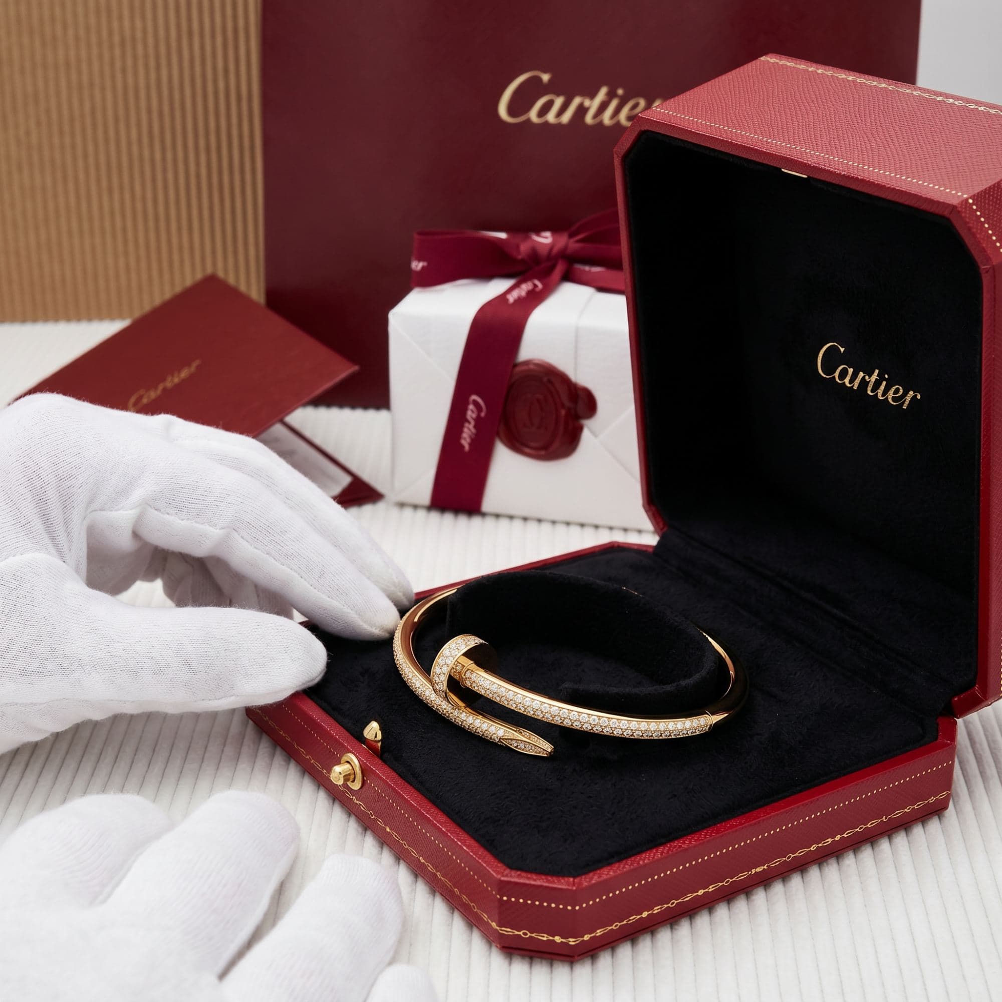 Золотой браслет Cartier Juste un Clou (гвоздь) с бриллиантами, классическая модель — фото 3