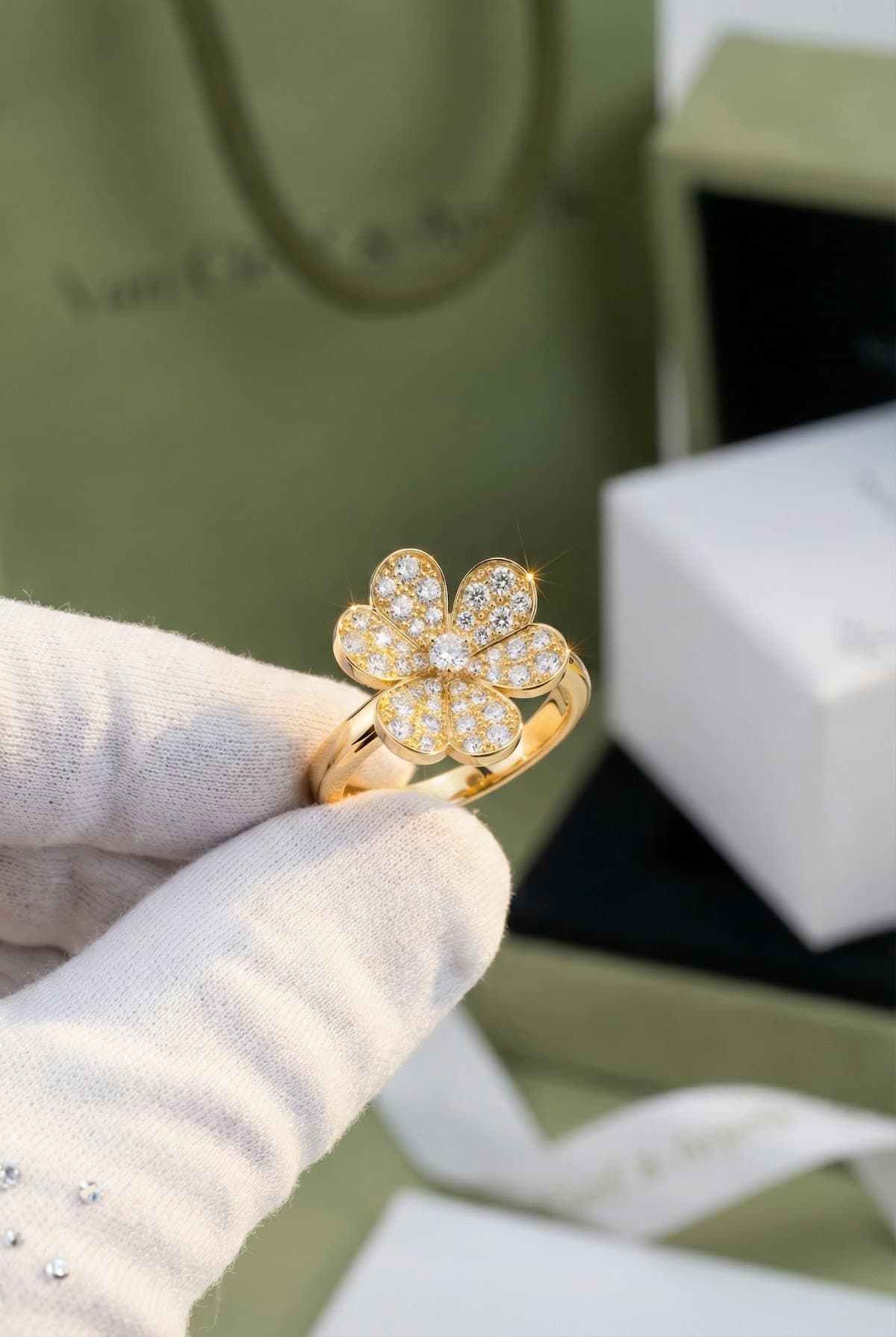 Золотое кольцо с бриллиантами Van Cleef Frivole