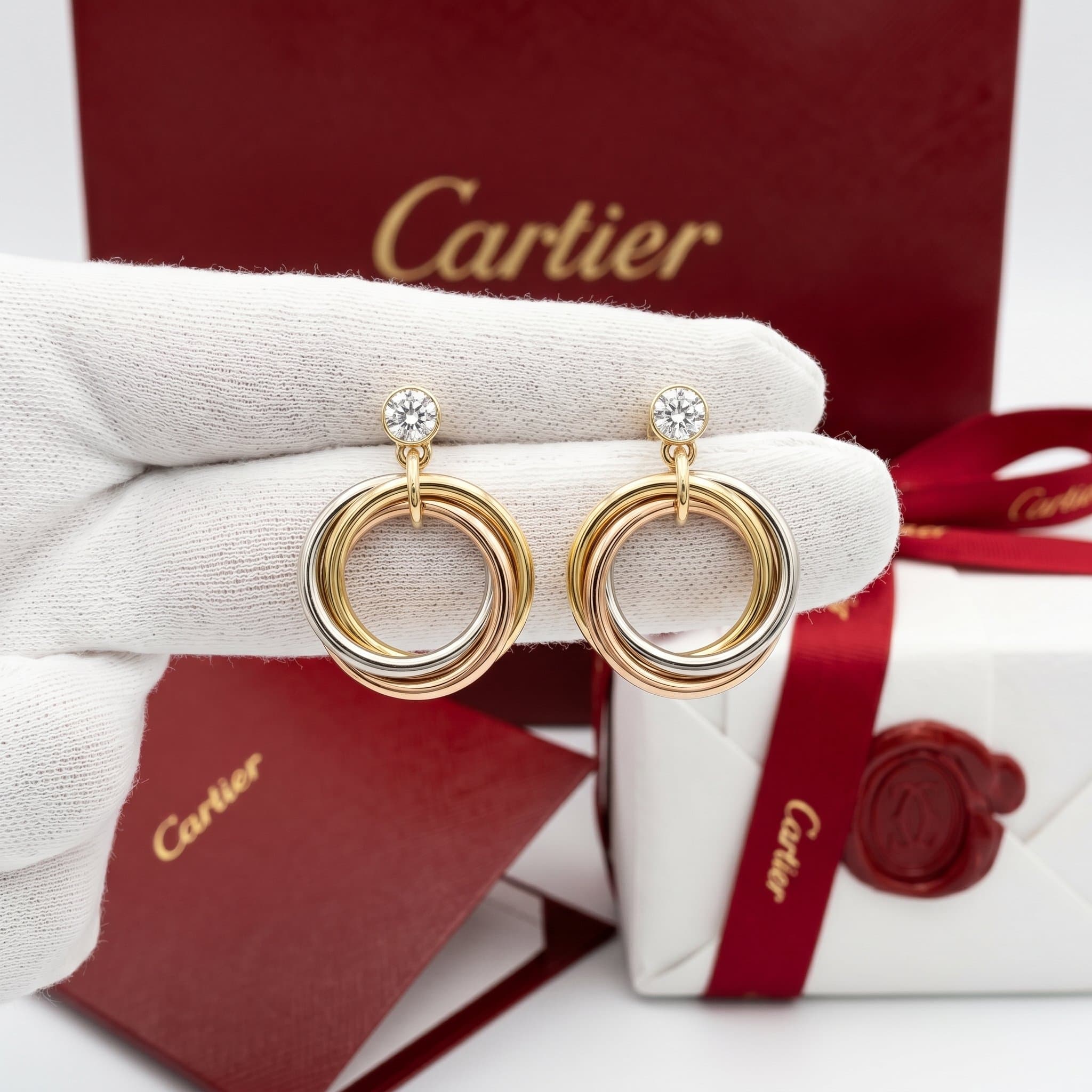 Золотые серьги Cartier Trinity с бриллиантами, круглая огранка, Белое и жёлтое золото
