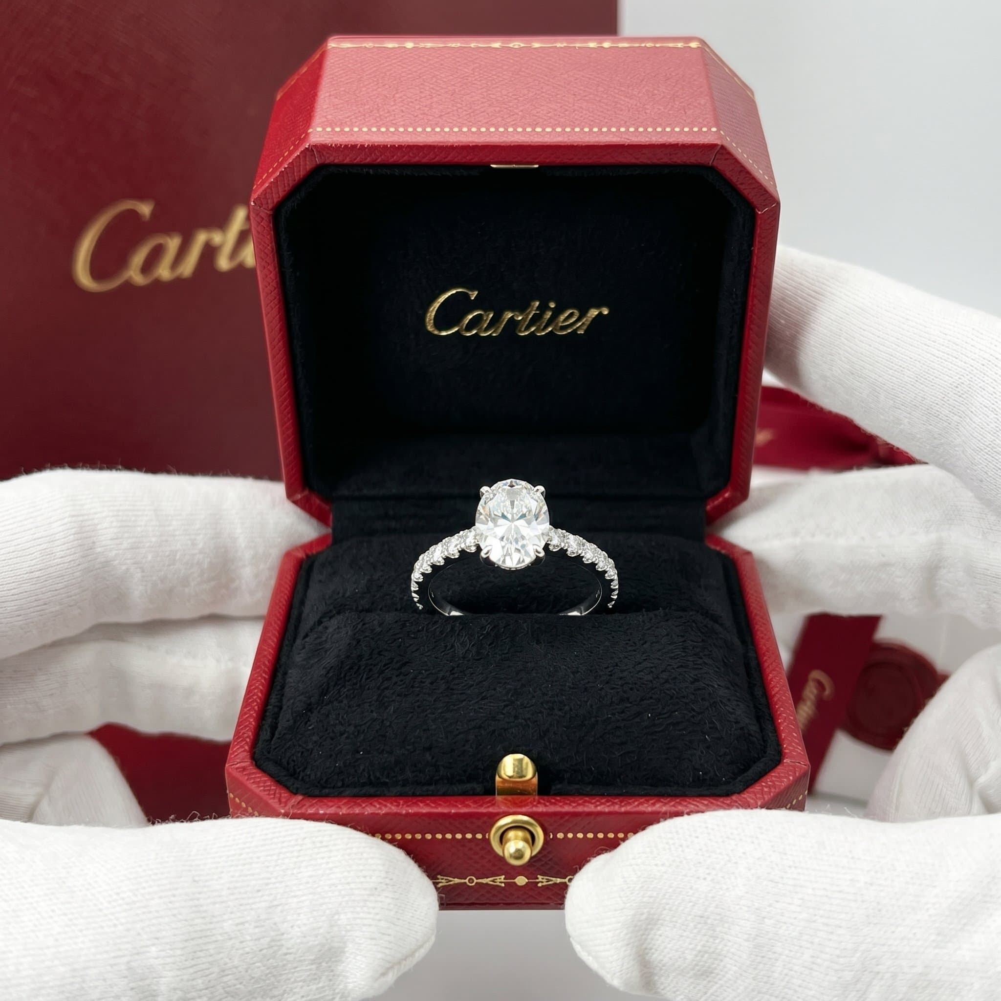Золотое кольцо-солитер Cartier 1895 с бриллиантами, бриллиант овальной огранки, паве — фото 4