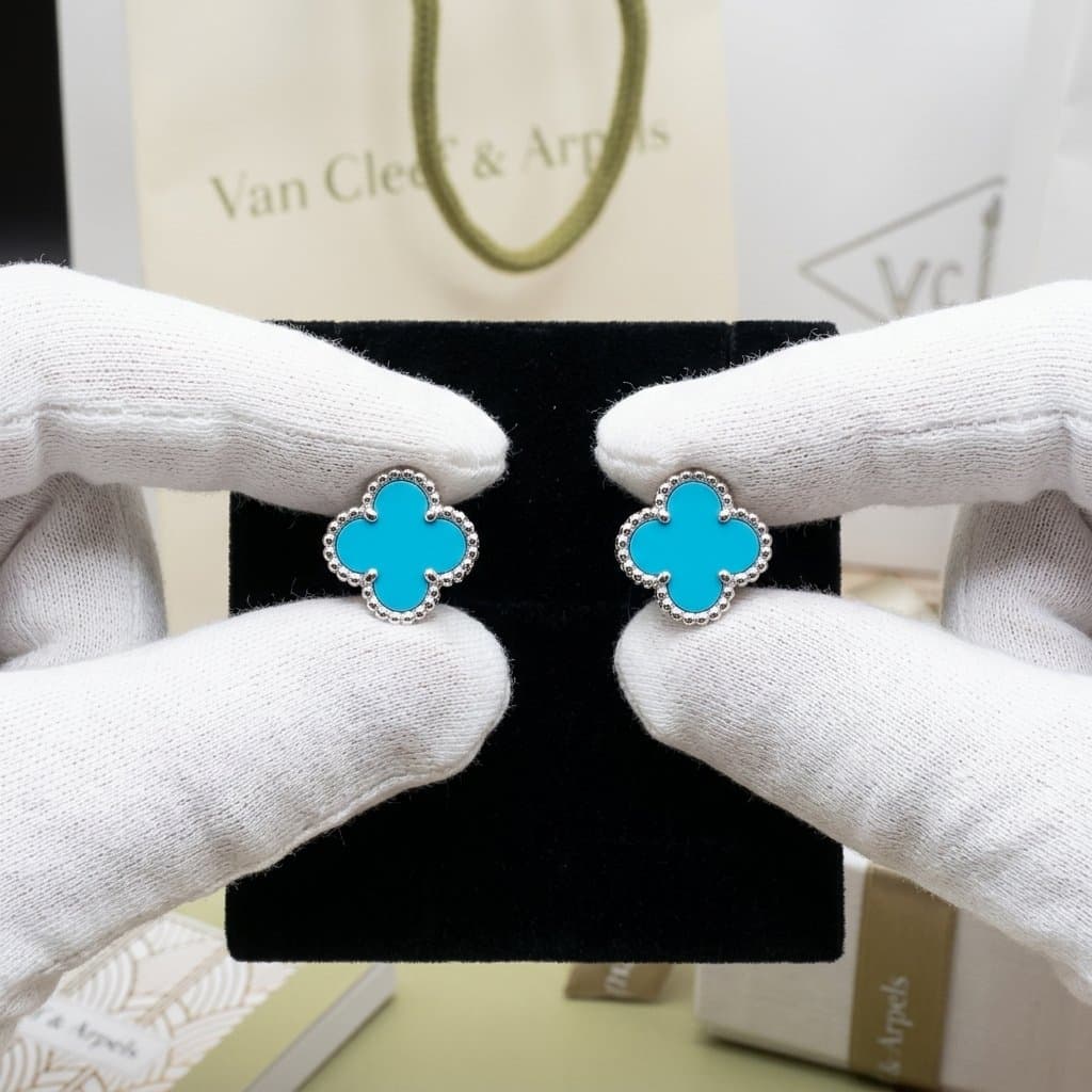 Серьги-гвоздики Van Cleef & Arpels Sweet Alhambra, белое золото, бирюза, Белое золото