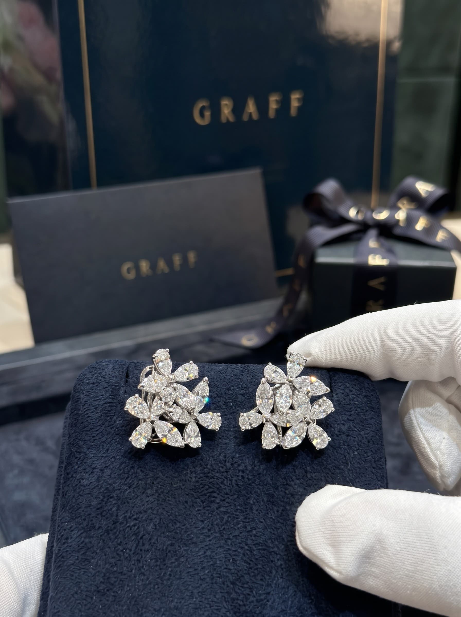 Золотые серьги Graff Triple Classic Butterfly с бриллиантами огранки груша и маркиз — фото 2
