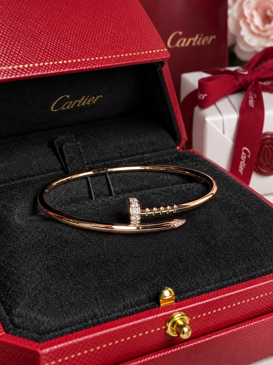 Cartier Браслет Cartier Juste Un Clou с бриллиантами 0,18 ct