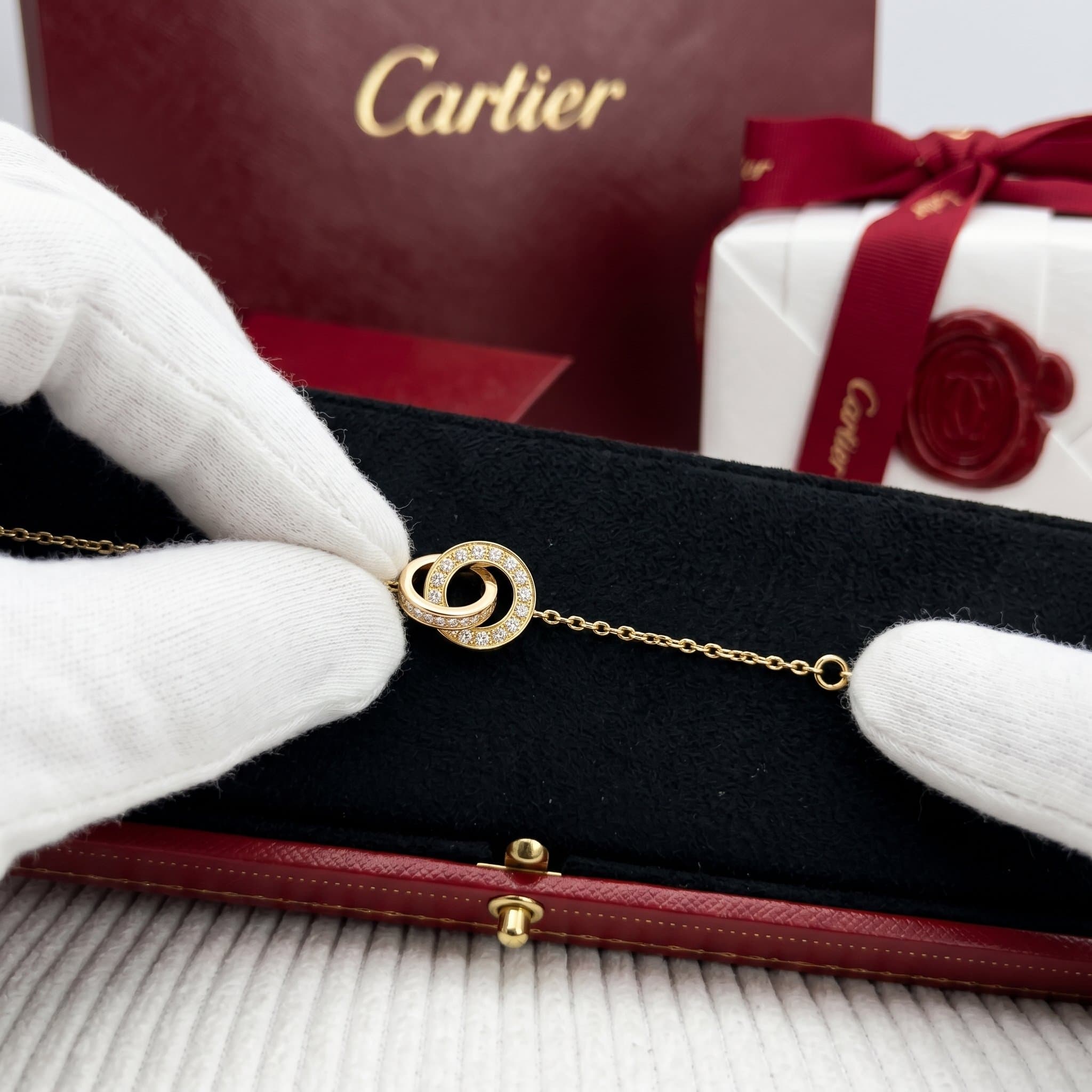 Золотой браслет Cartier Love с бриллиантами, на цепочке, паве, Жёлтое золото