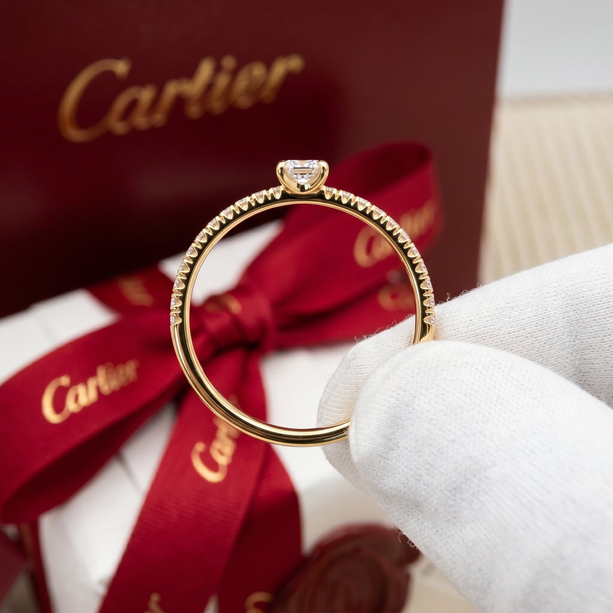 Золотое кольцо Cartier Étincelle с бриллиантами, бриллиант огранки принцесса, паве