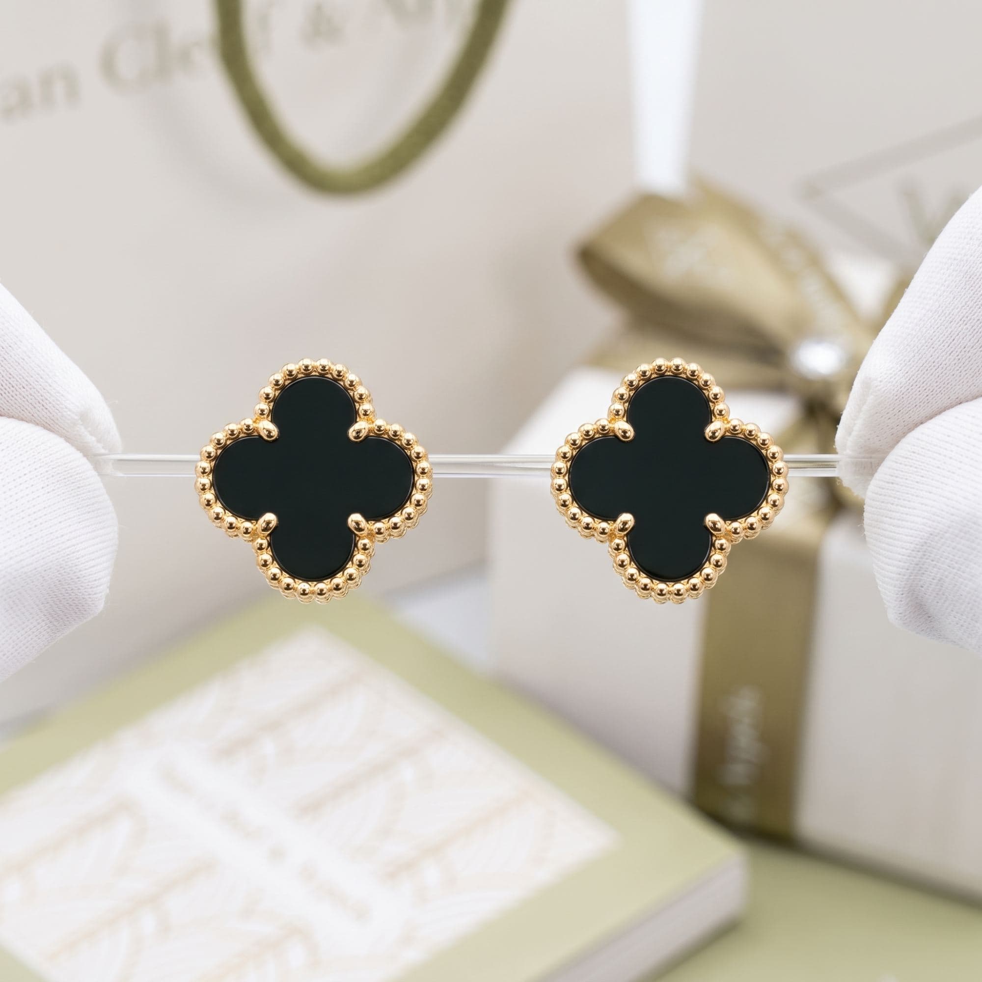 Серьги Van Cleef & Arpels Magic Alhambra, желтое золото, оникс, Жёлтое золото