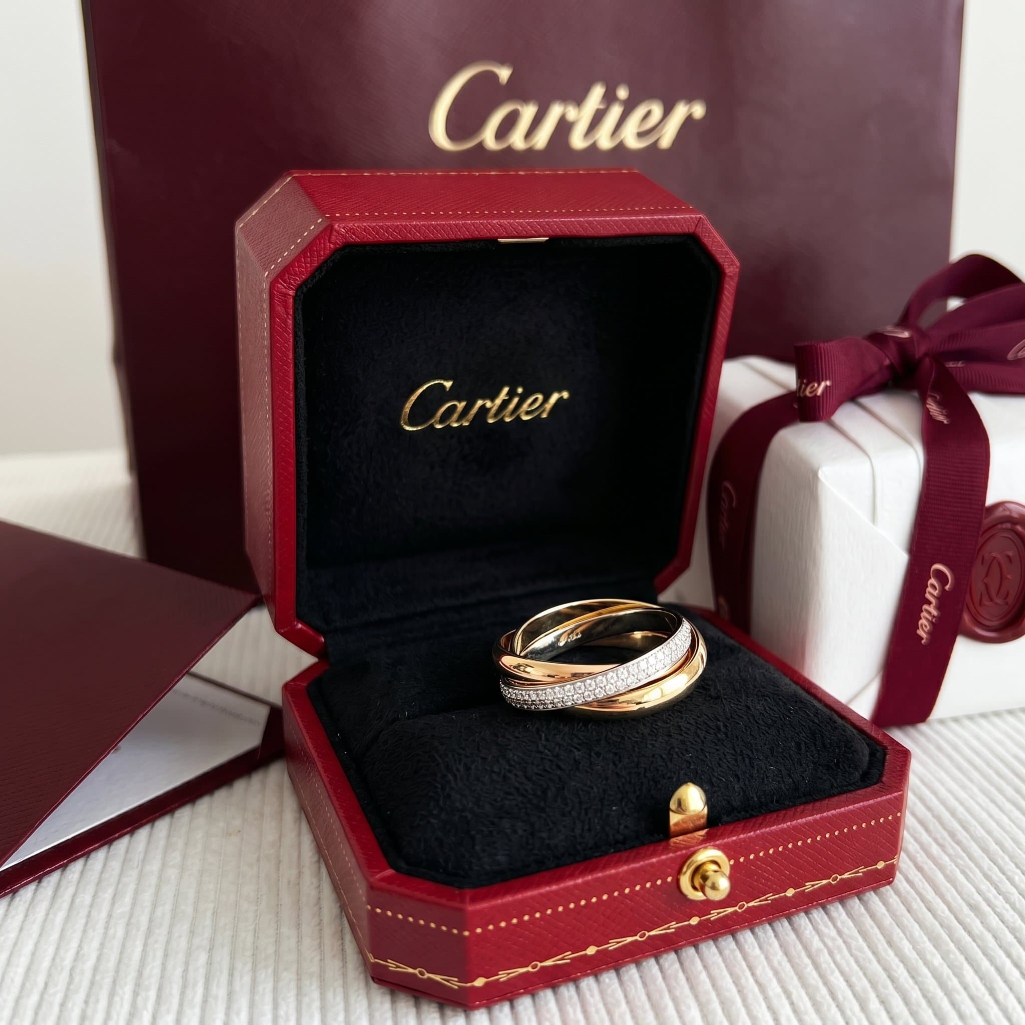 Золотое кольцо Cartier Trinity с бриллиантами, малая модель, частичное паве — фото 3