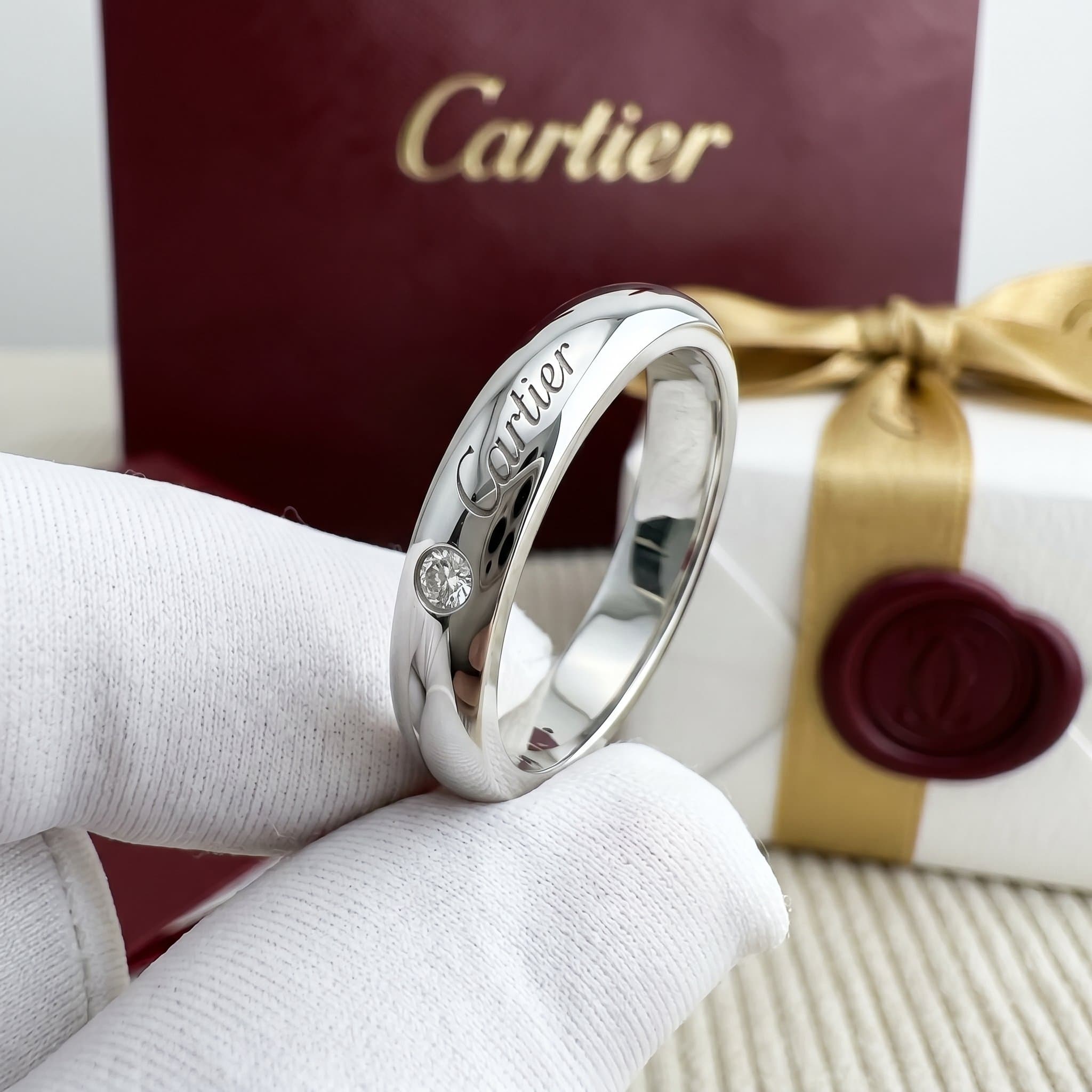 Золотое обручальное кольцо Cartier C de Cartier с бриллиантами, ширина 4 мм, 1 бриллиант