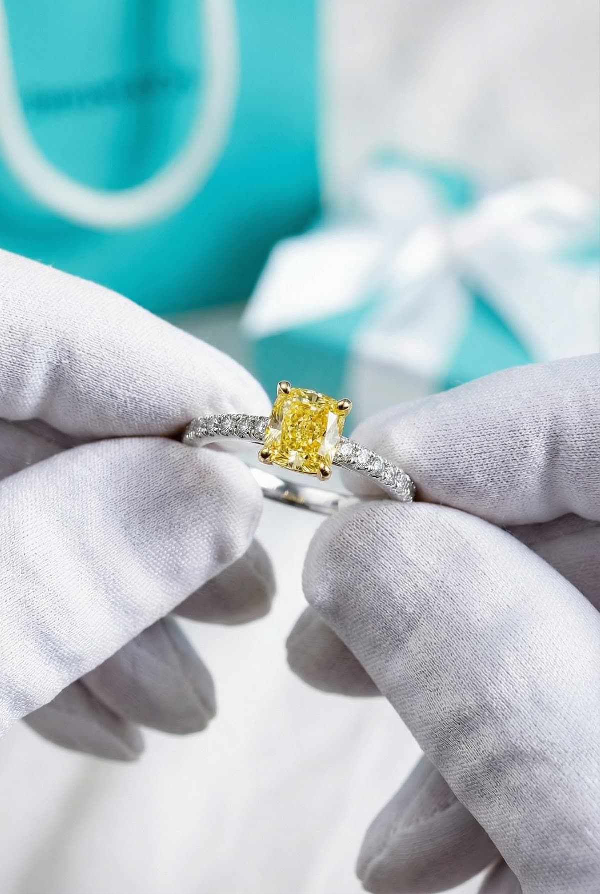 Tiffany & Co. Золотое кольцо с желтым бриллиантом Tiffany & Co Novo