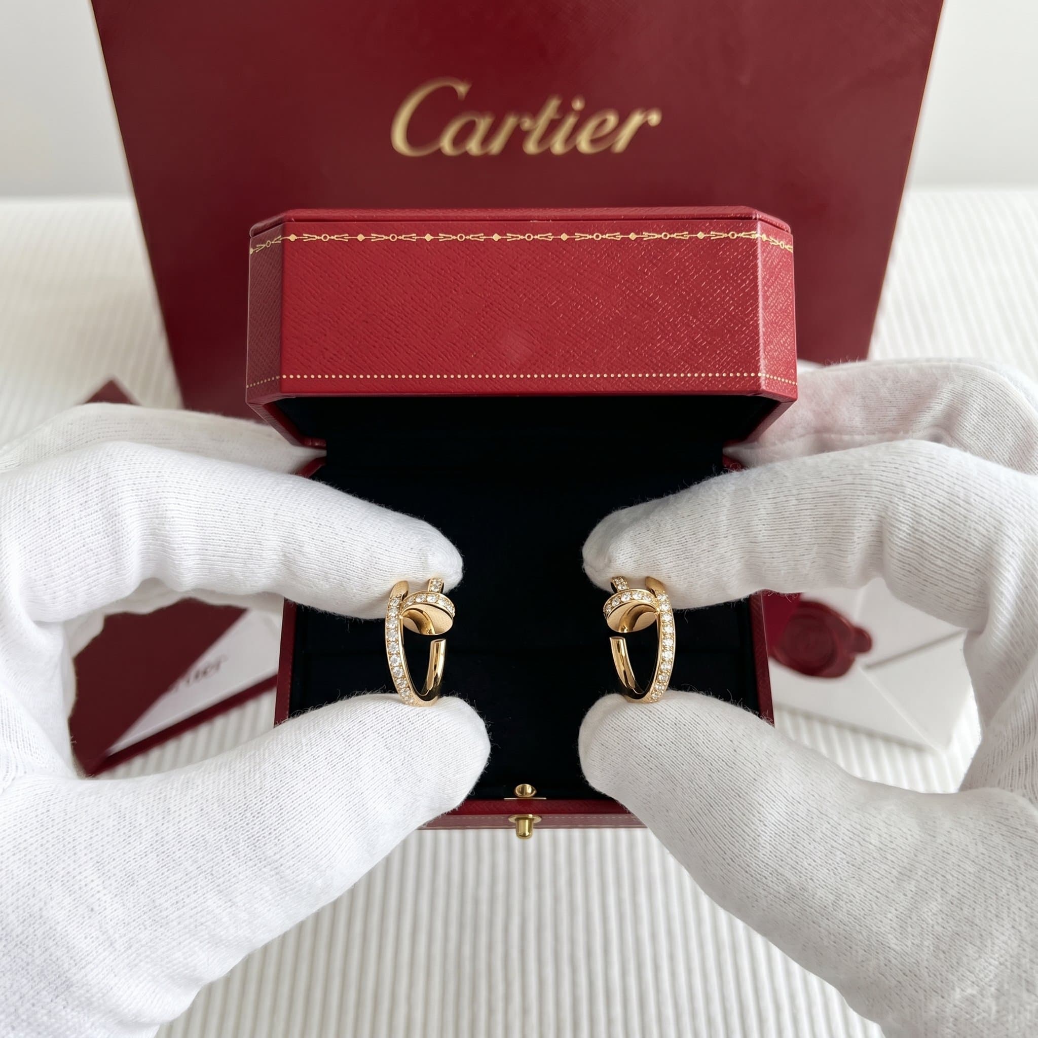 Золотые серьги-кольца Cartier Juste un Clou (гвоздь) с бриллиантами, малая модель, паве, Жёлтое золото