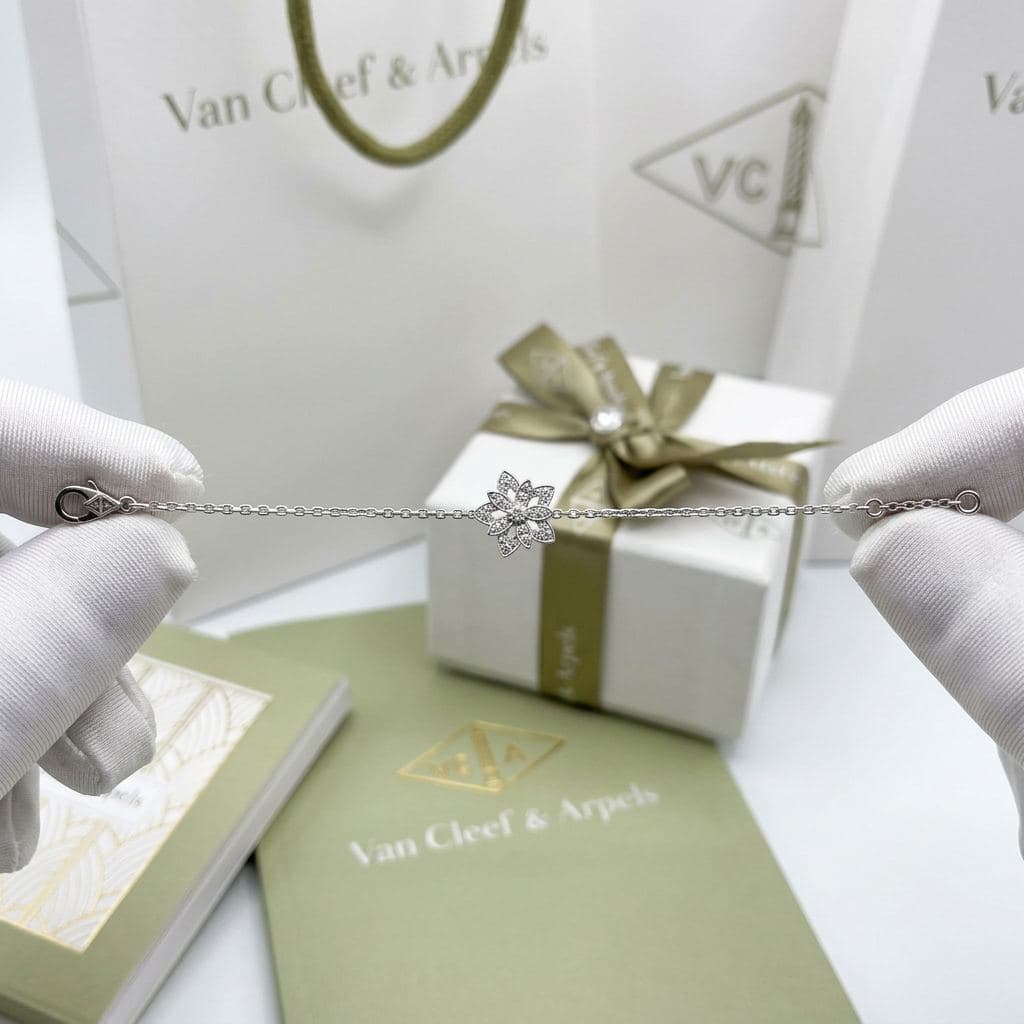 Браслет Van Cleef & Arpels Flora Lotus openwork mini, Белое золото