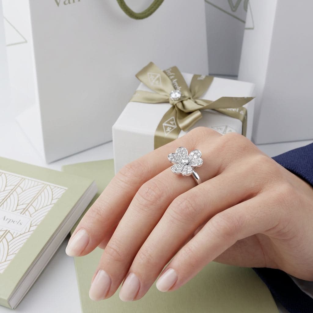 Кольцо Van Cleef & Arpels Flora Frivole с 1 цветком — фото 3