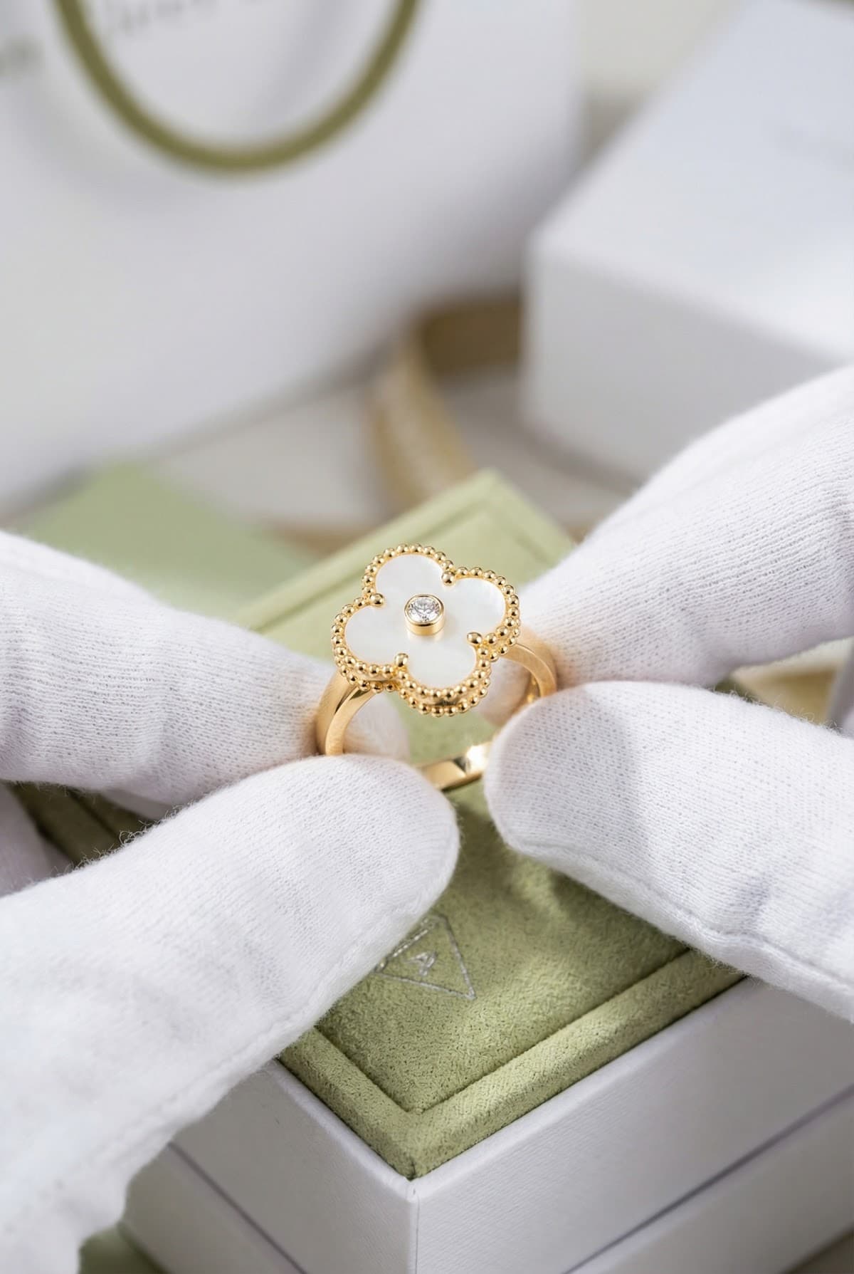 Van Cleef & Arpels Золотое кольцо с бриллиантами Van Cleef Vintage Alhambra