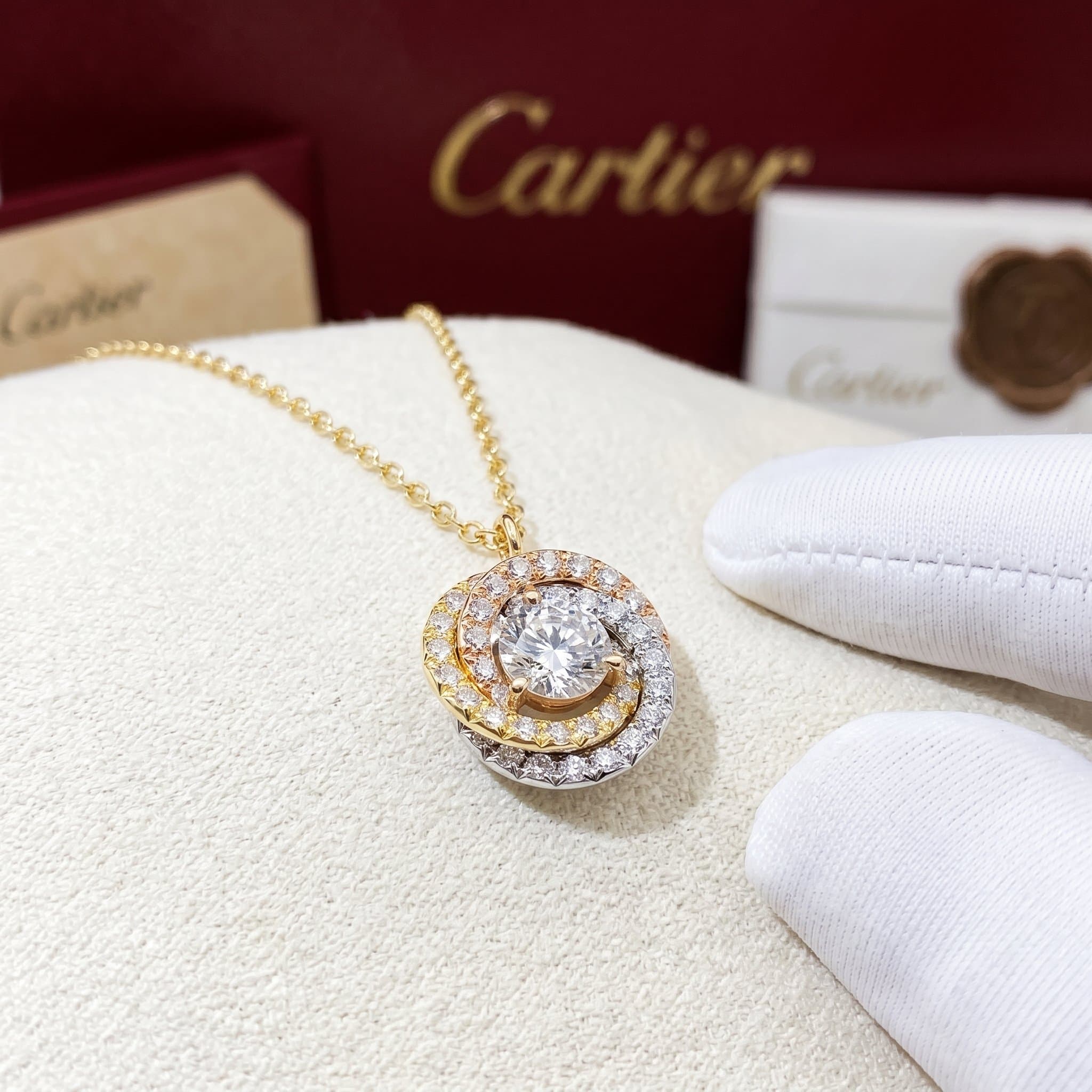 Золотая подвеска Cartier Trinity с бриллиантами, 1 бриллиант, паве — фото 2
