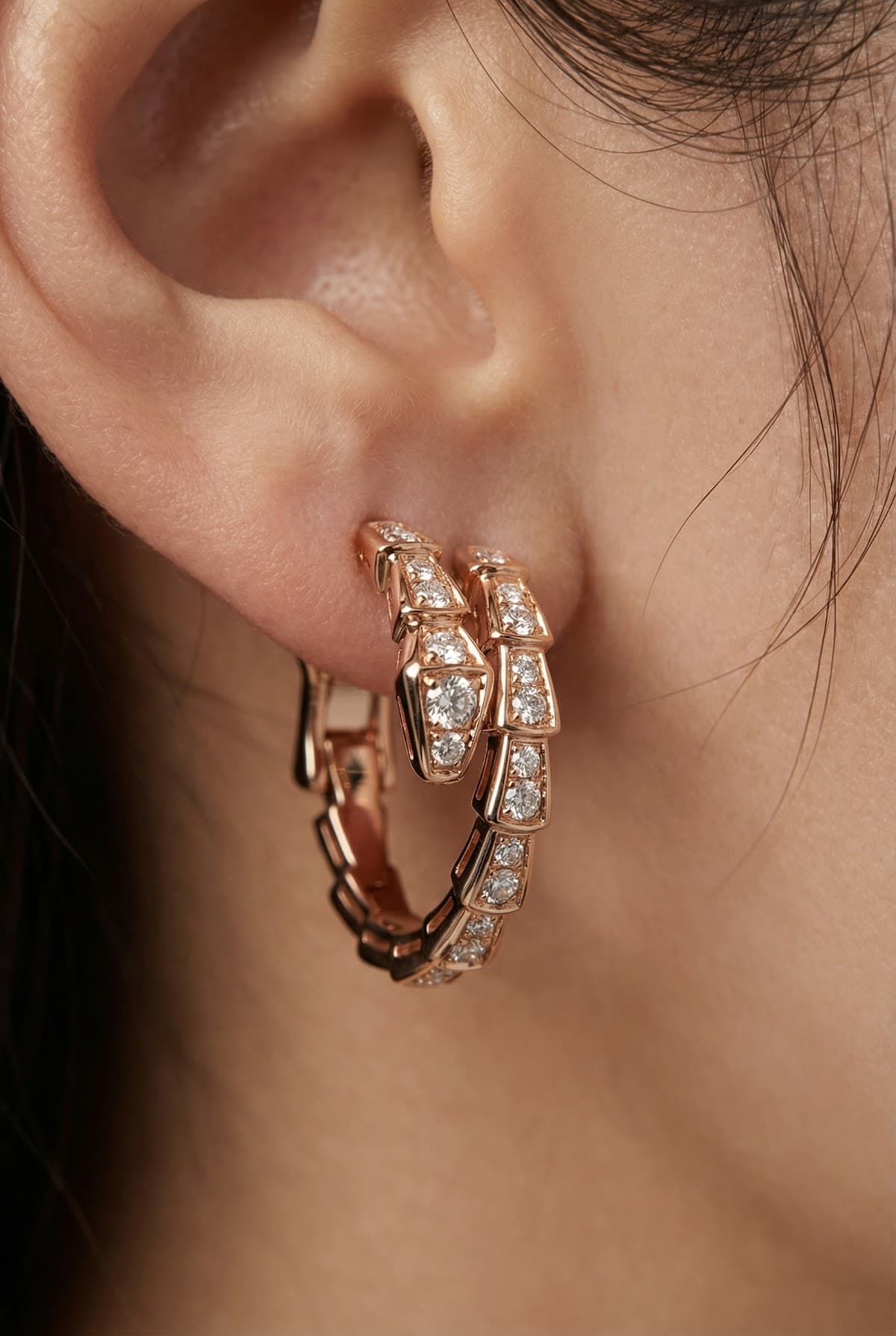 Золотые серьги Bulgari Serpenti с бриллиантами
