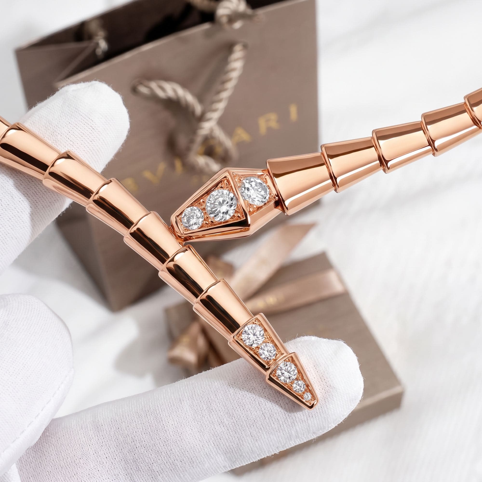 Ожерелье Bulgari Serpenti Viper с бриллиантами, желтое золото