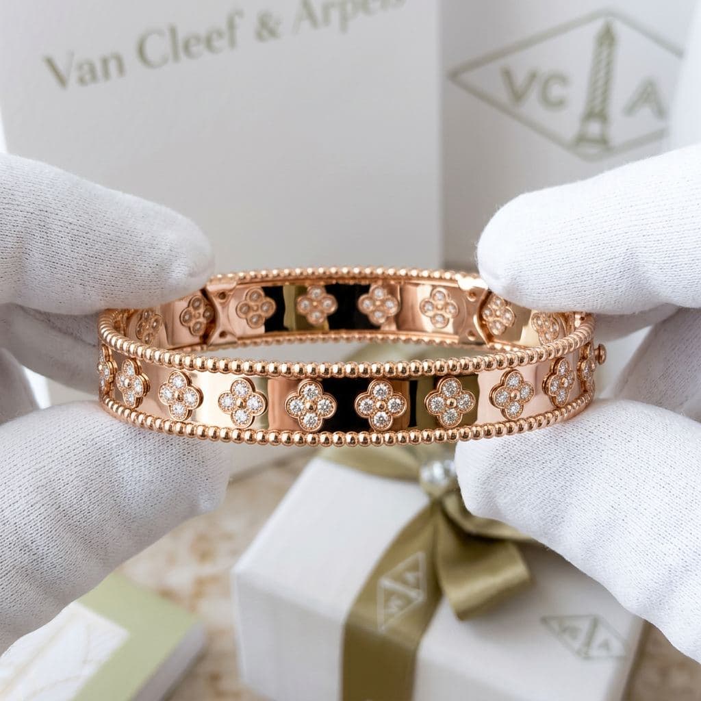 Браслет Van Cleef & Arpels Perlée clovers, средняя модель, розовое золото, бриллианты — фото 3