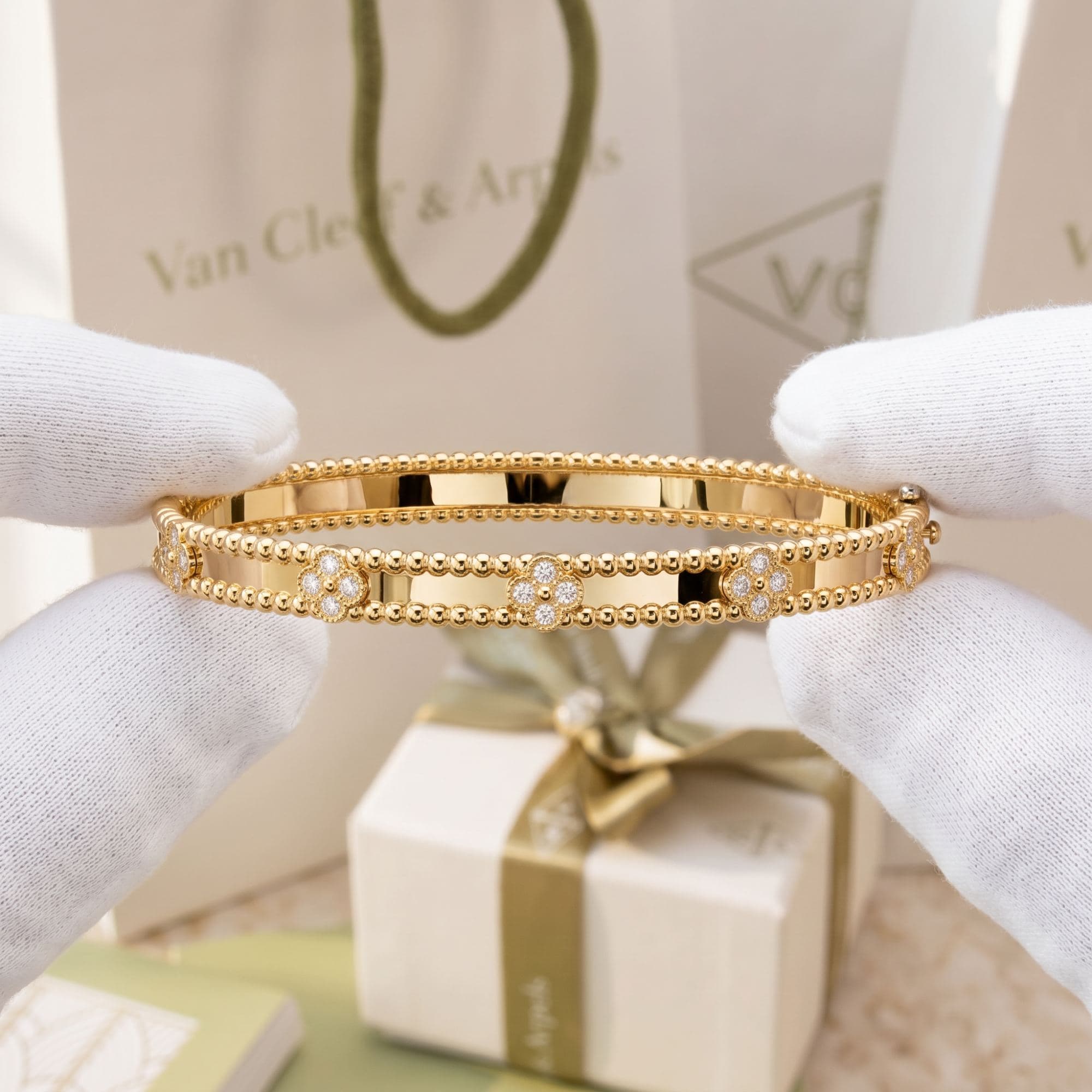 Браслет Van Cleef & Arpels Perlée sweet clovers, extra small model — фото 7