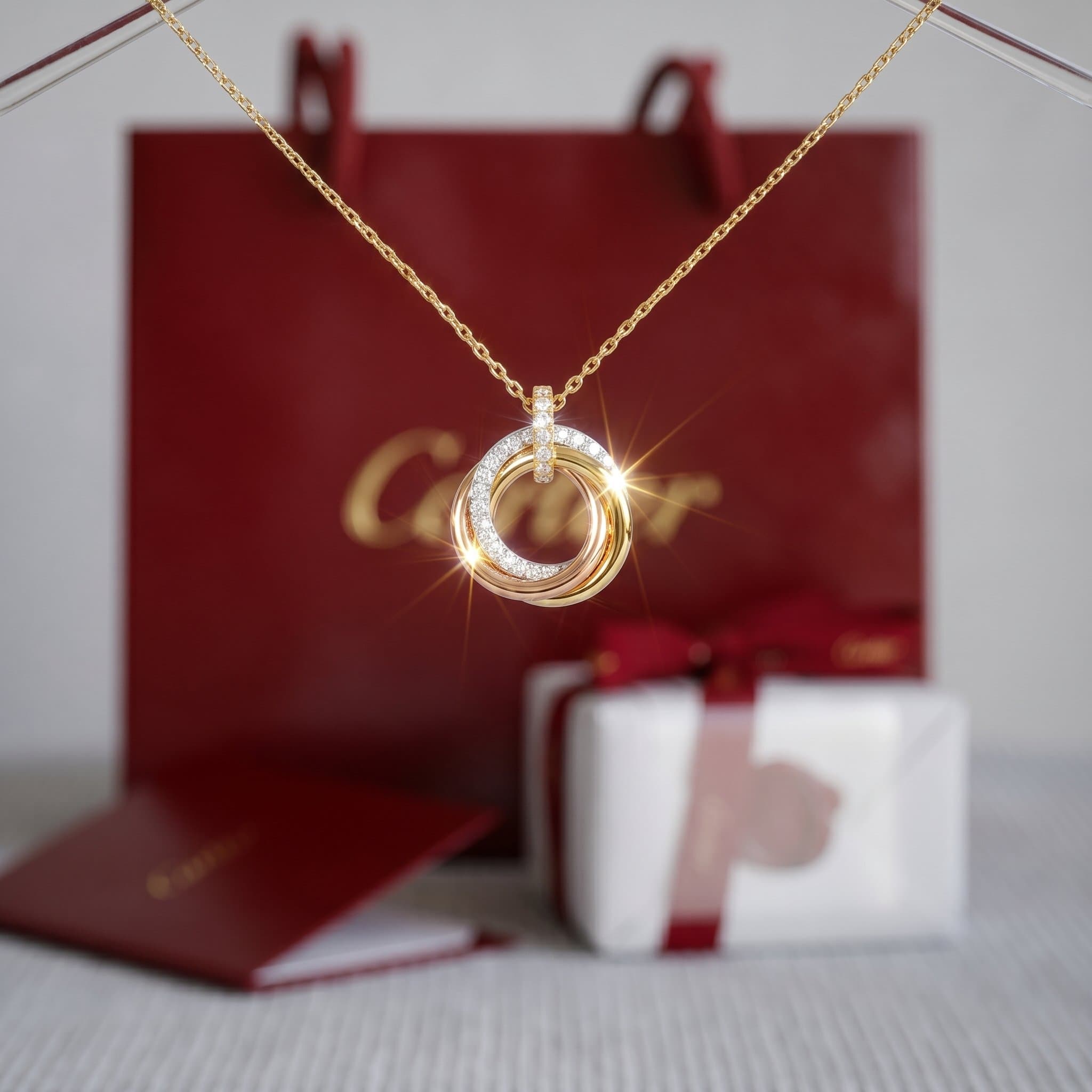 Золотая подвеска Cartier Trinity с бриллиантами, малая модель, частичное паве, Белое и жёлтое золото