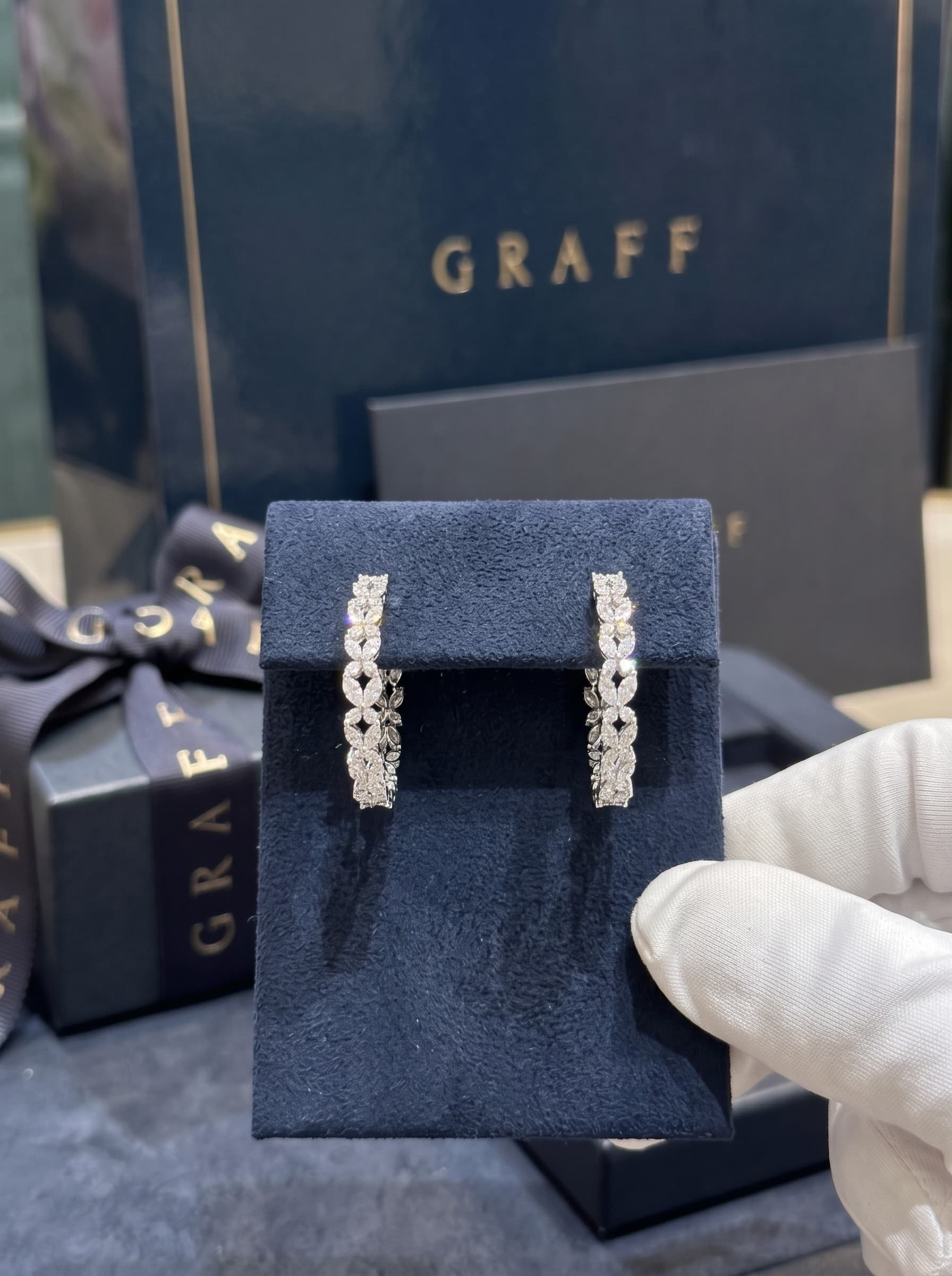 Graff Золотые серьги-кольца Graff Classic Butterfly с бриллиантами