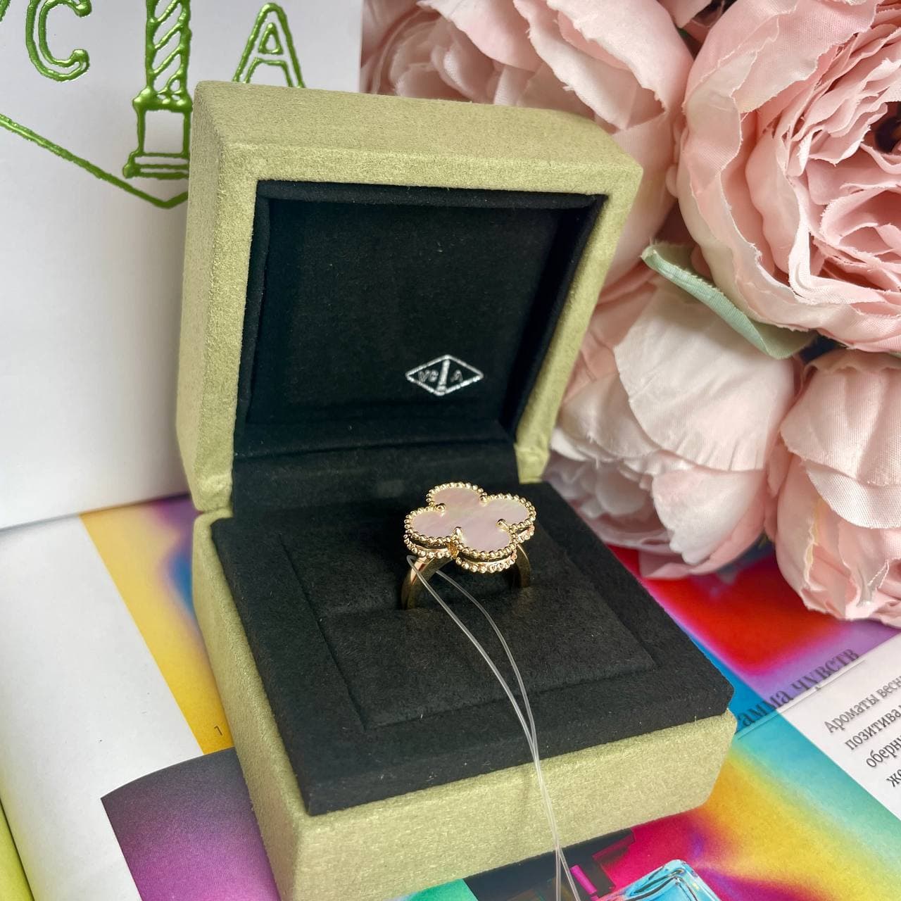 Кольцо Van Cleef мотив 2 мм (желтое золото 750) (белый перламутр)
