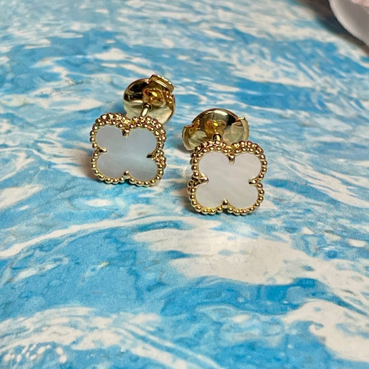 Пусеты Van Cleef Sweet Alhambra с перламутром (желтое золото 750)