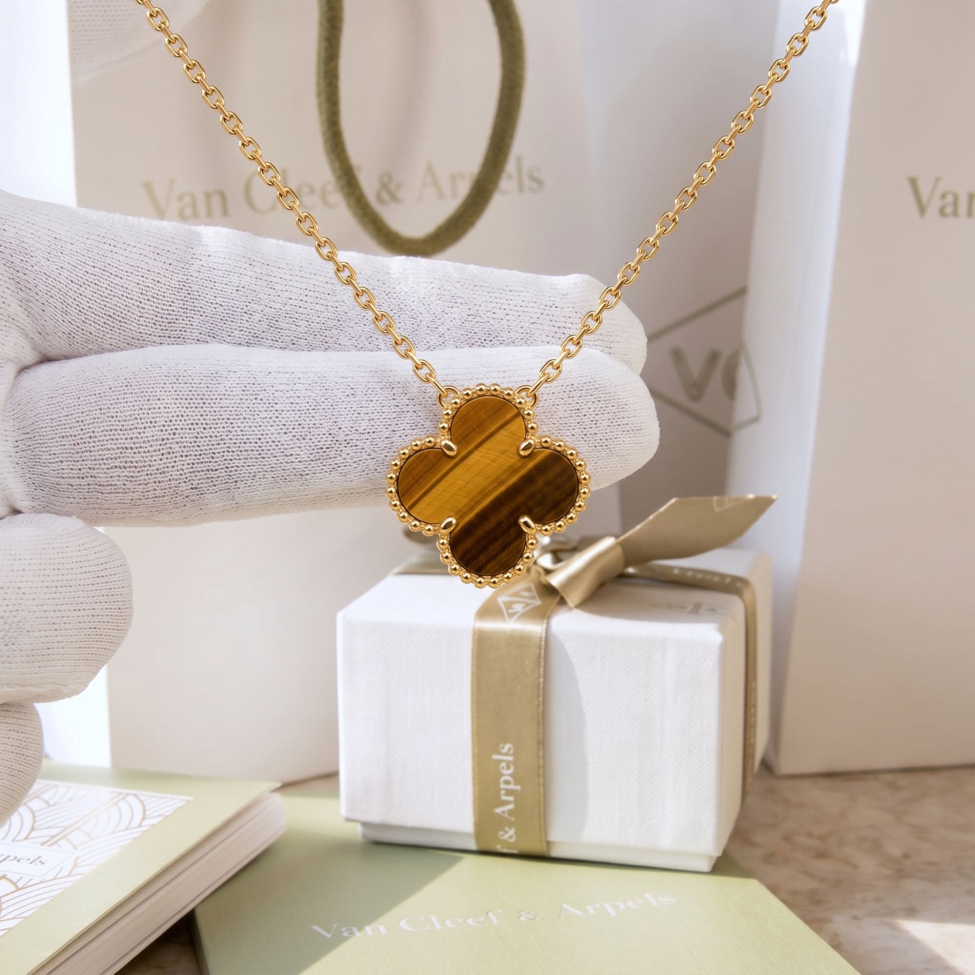 Кулон Van Cleef & Arpels Vintage Alhambra, желтое золото, тигровый глаз, Жёлтое золото