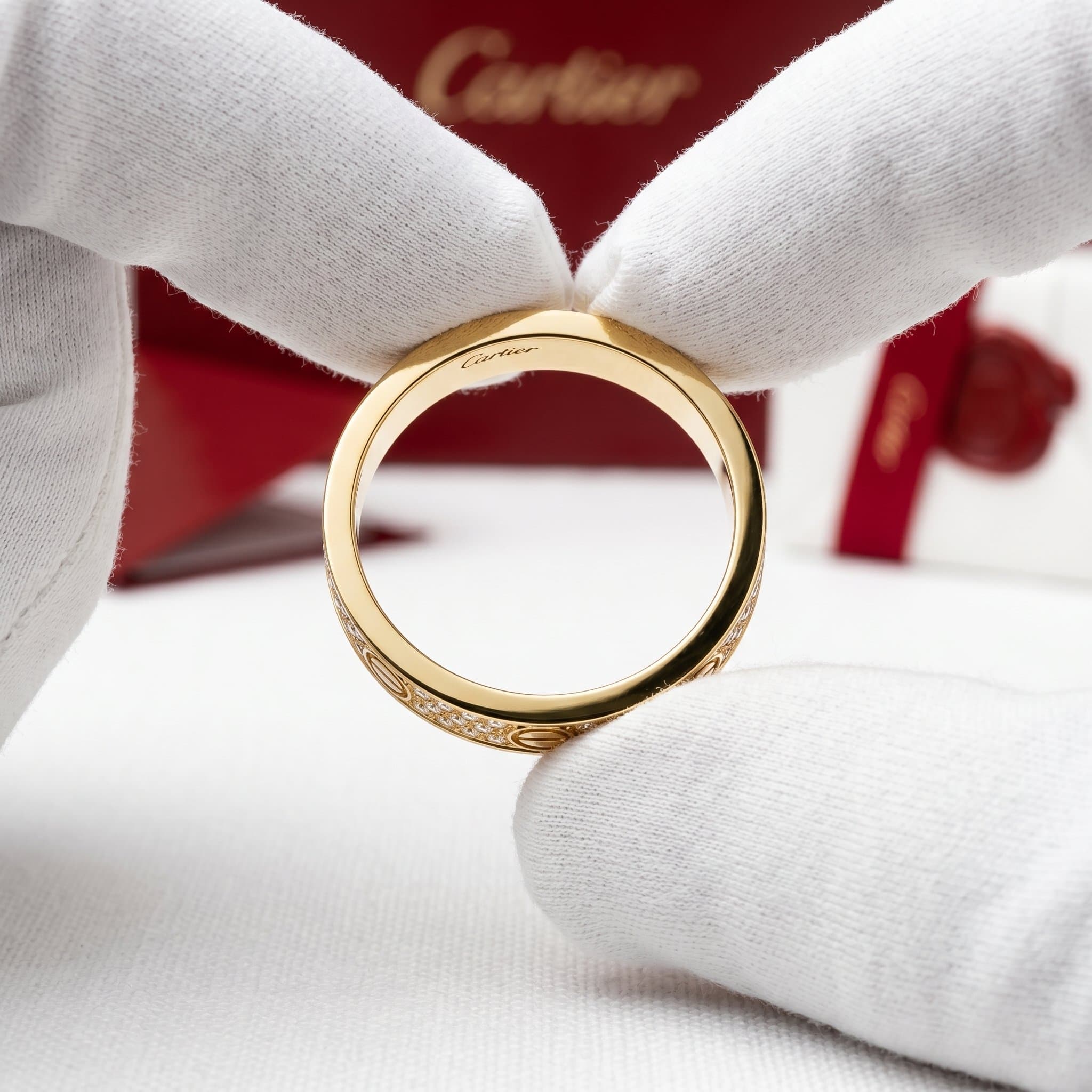 Золотое кольцо Cartier Love с бриллиантами, малая модель, паве — фото 2