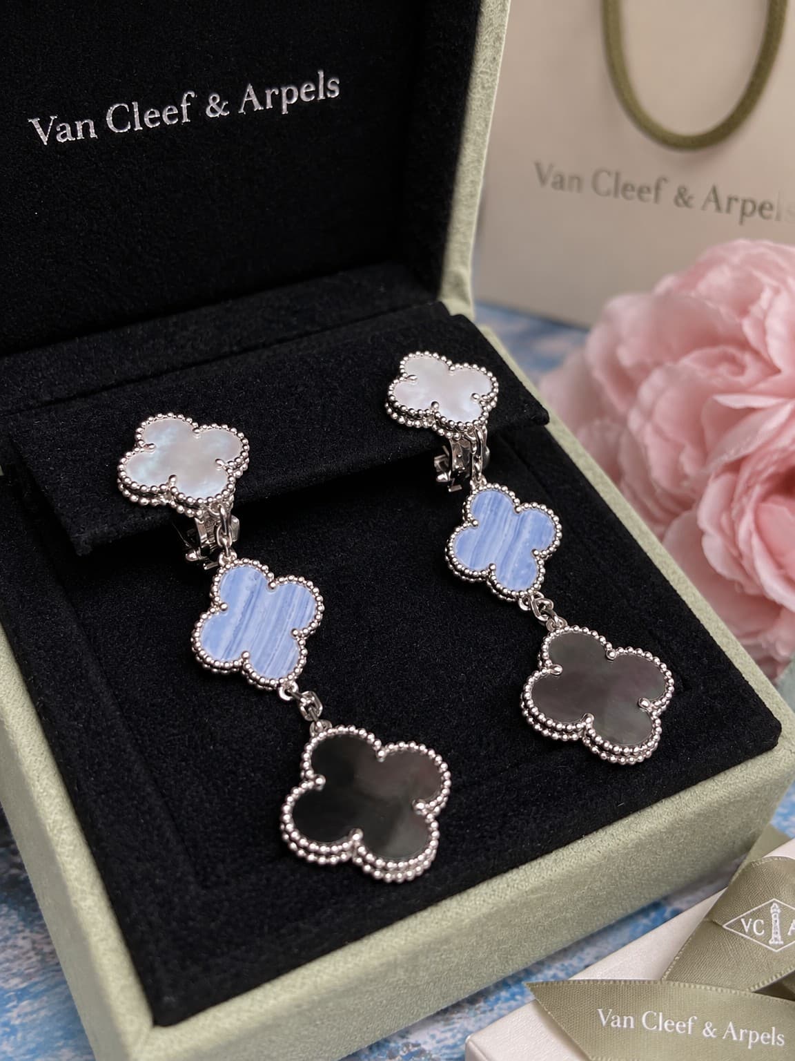 Серьги Van Cleef 3 мотива (серый, белый перламутр, халцедон), Белое золото