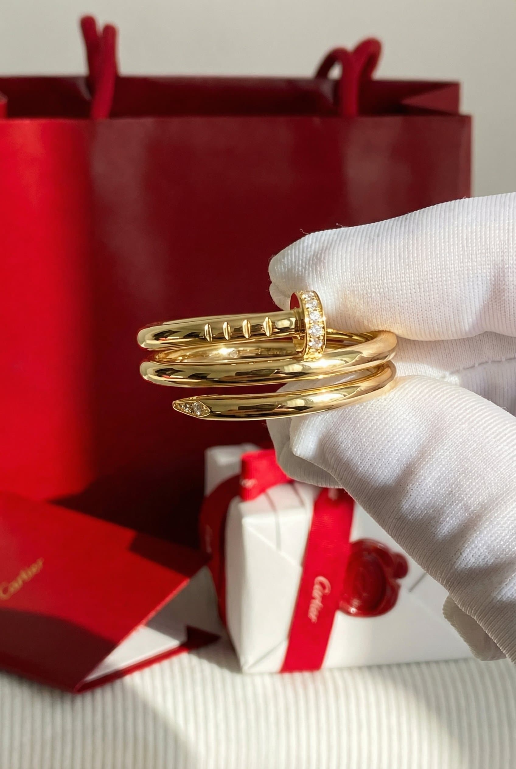 Золотое кольцо Cartier Juste un Clou с бриллиантами