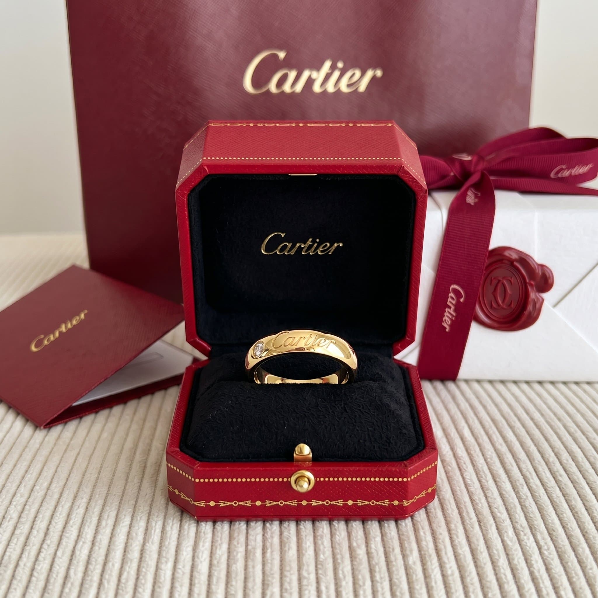 Золотое обручальное кольцо Cartier C de Cartier с бриллиантами, ширина 4 мм, 1 бриллиант — фото 3