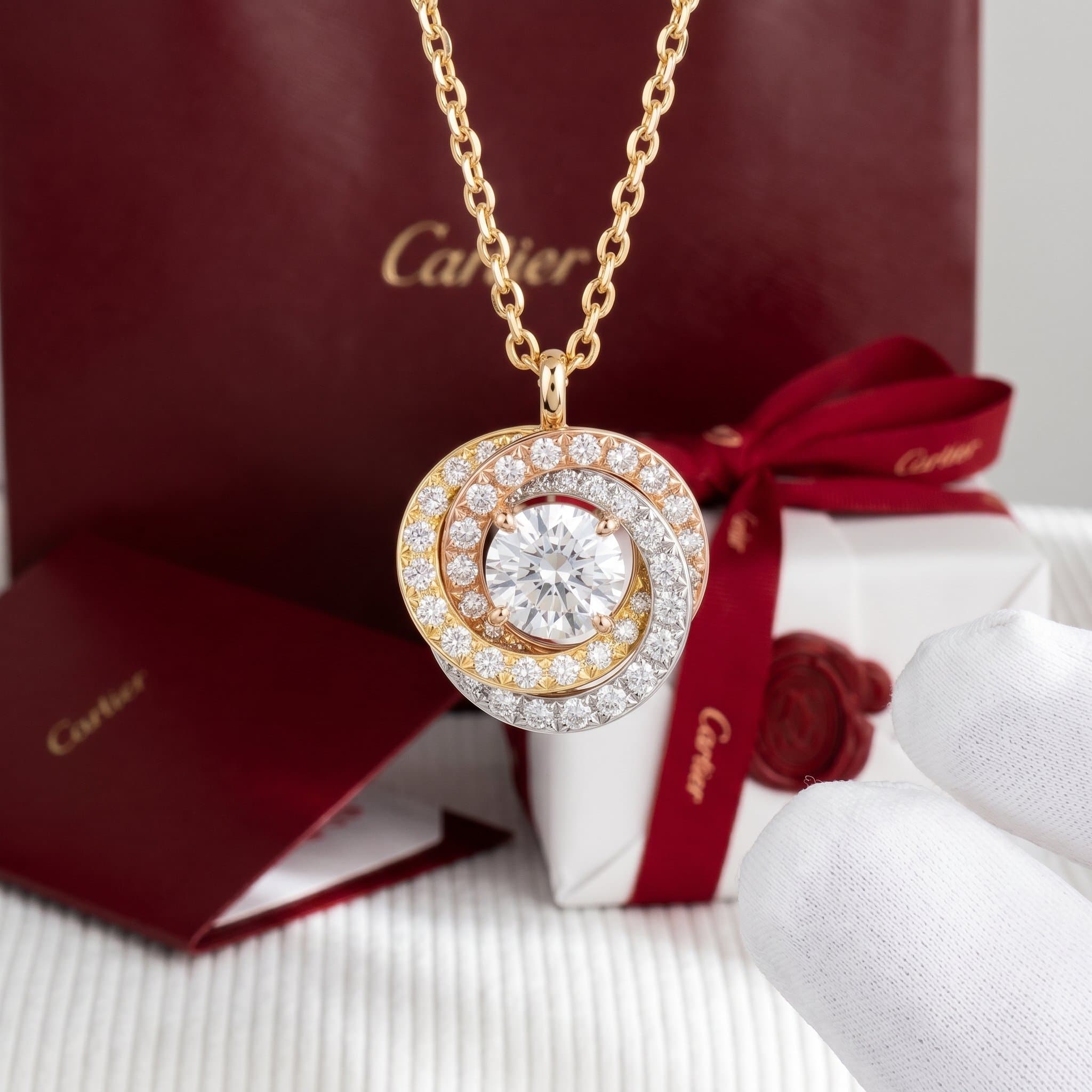 Золотая подвеска Cartier Trinity с бриллиантами, 1 бриллиант, паве — фото 4