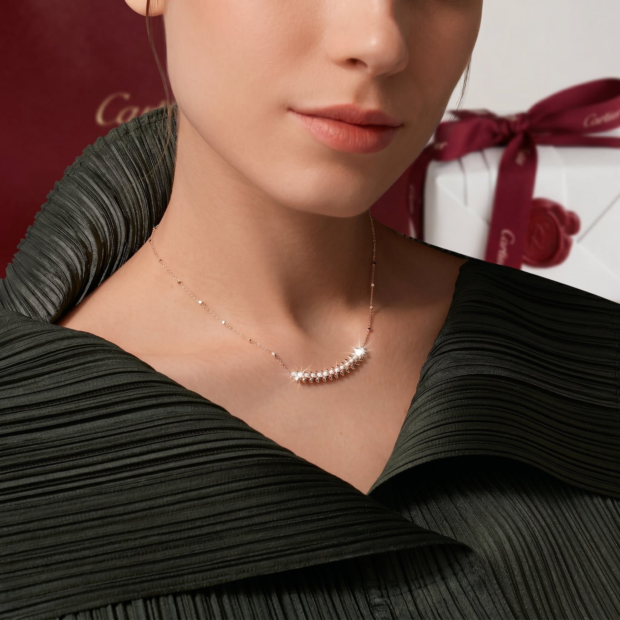 Золотая подвеска Cartier Clash с бриллиантами, малая модель, паве