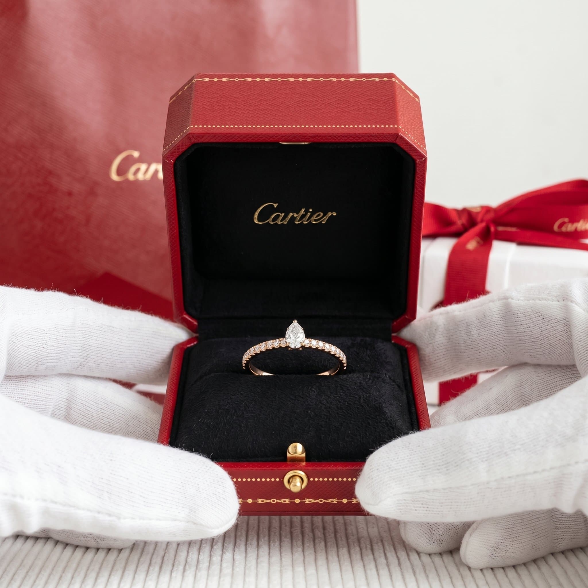 Золотое кольцо Cartier Étincelle с бриллиантами, бриллиант грушевидной огранки, паве