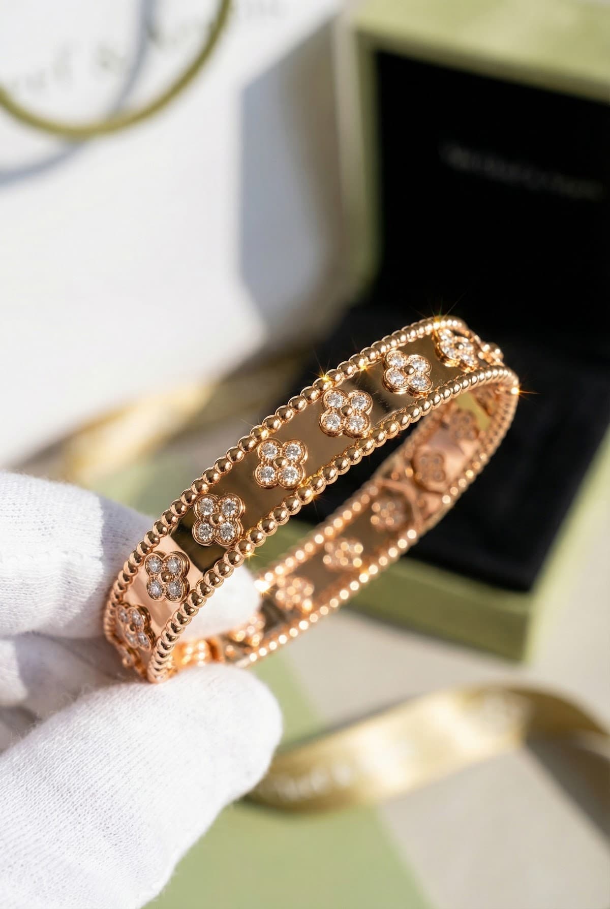 Золотой браслет с бриллиантами Van Cleef Perlée Clovers