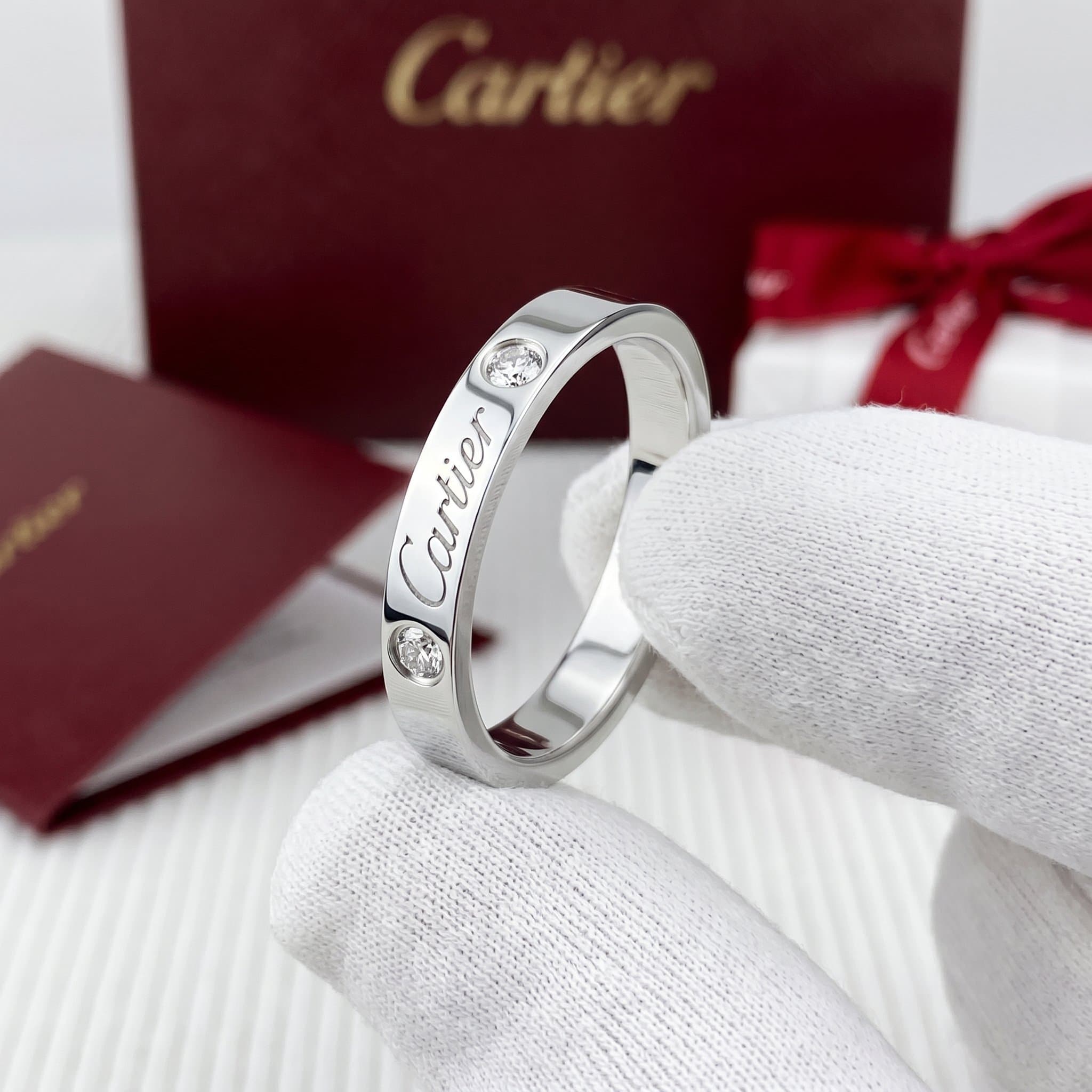 Золотое обручальное кольцо Cartier C de Cartier с бриллиантами, ширина 3 мм, 2 бриллианта