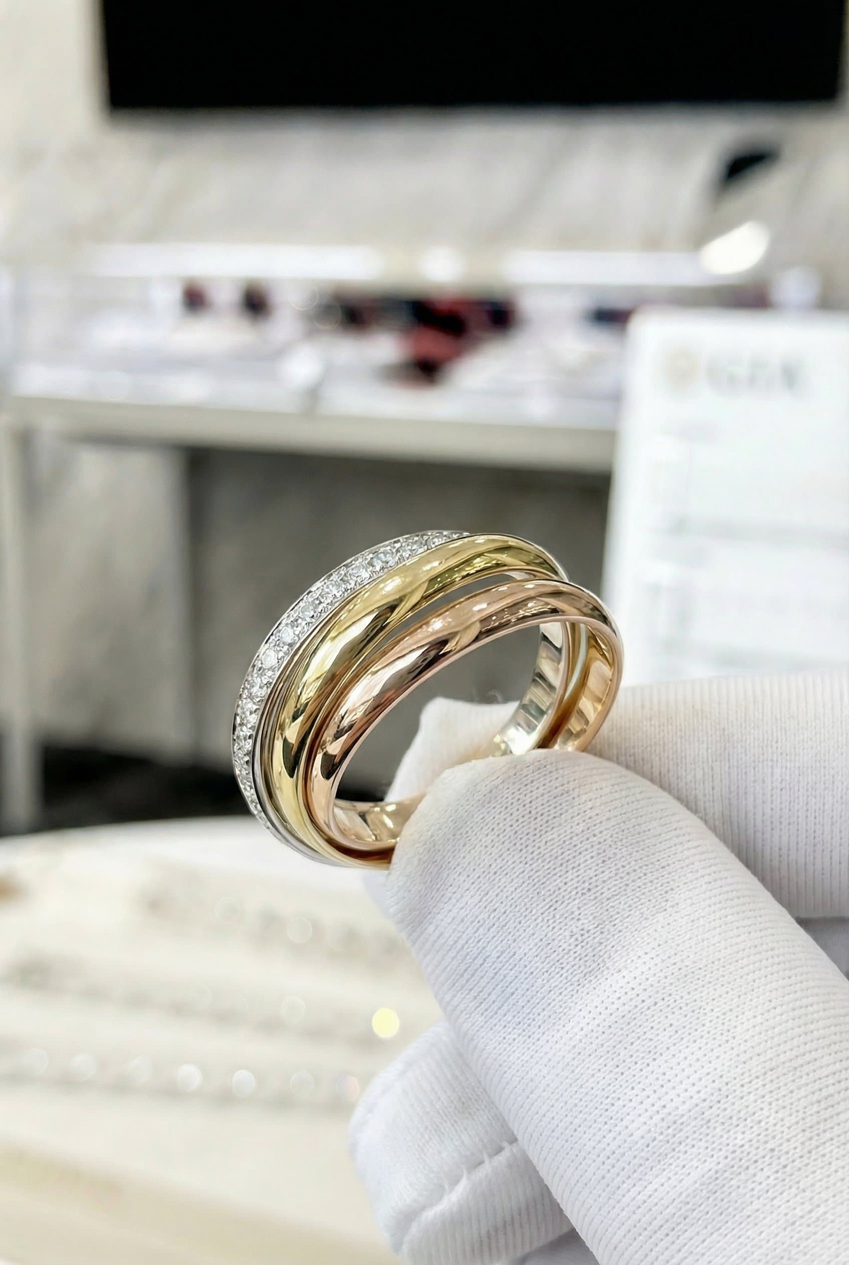 Золотое кольцо Cartier Trinity с бриллиантами