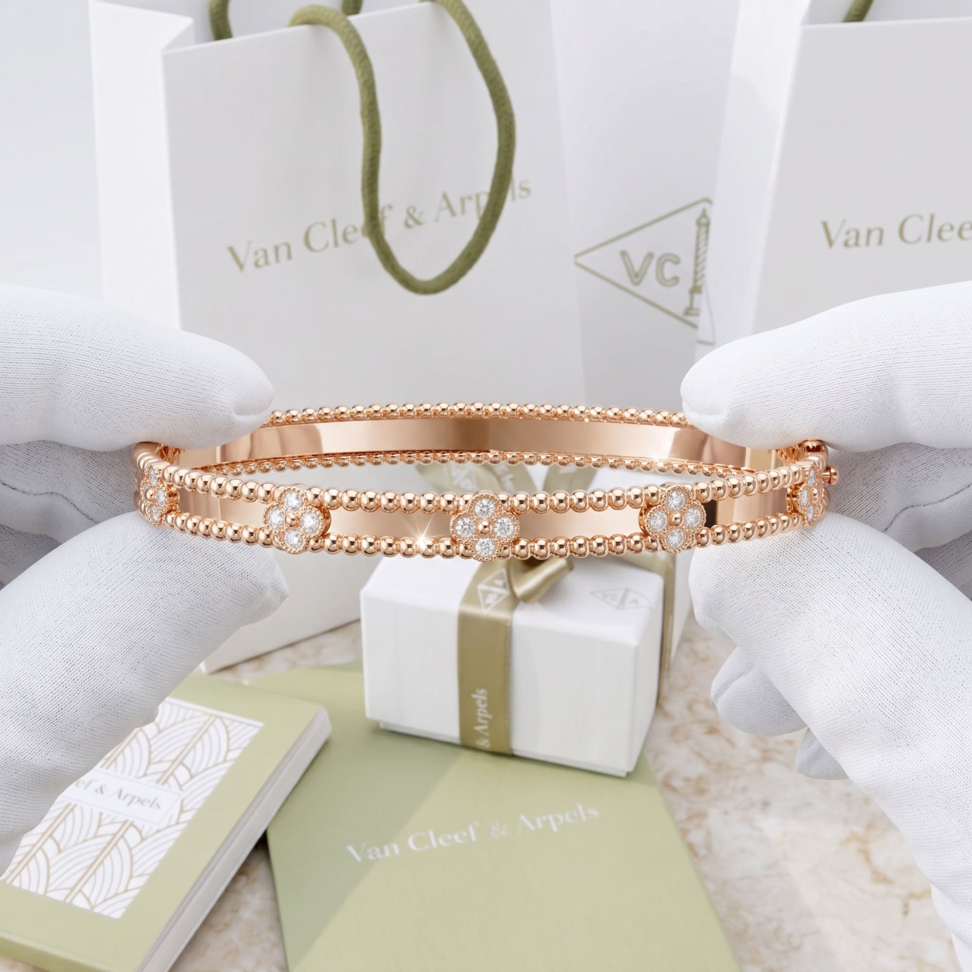 Браслет Van Cleef & Arpels Perlée sweet clovers, средняя модель