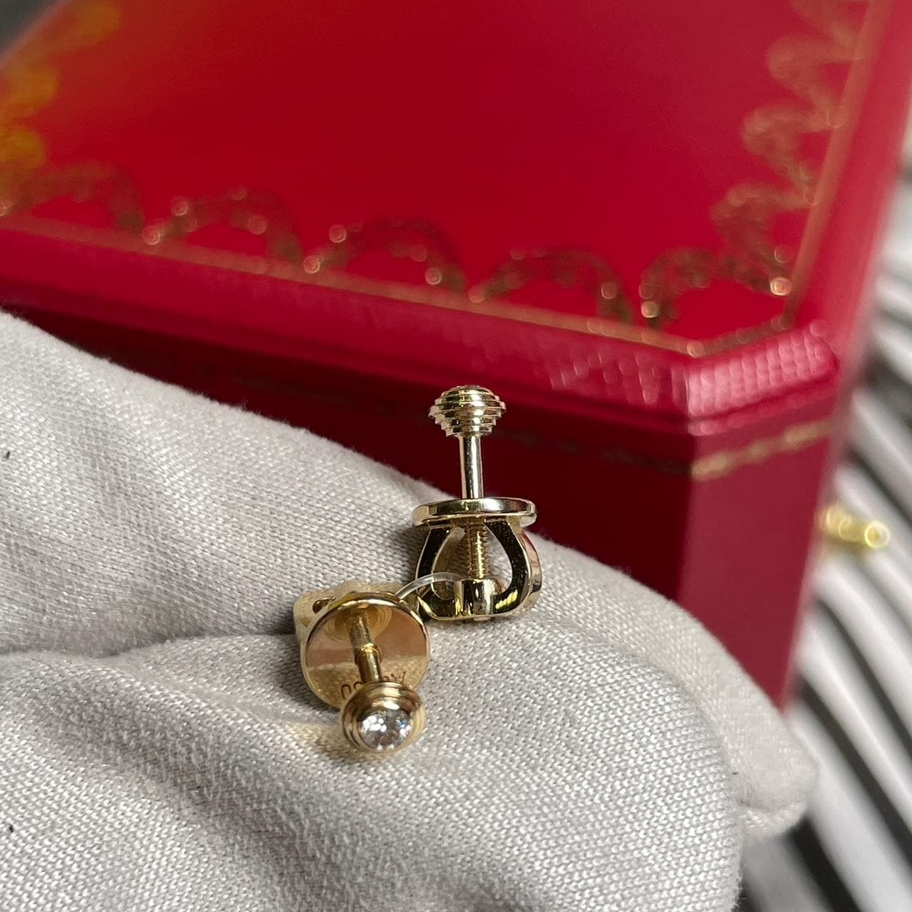 Серьги Cartier D'amour пусеты маленькая модель с бриллиантами 0,08ct (желтое золото 585) — фото 3